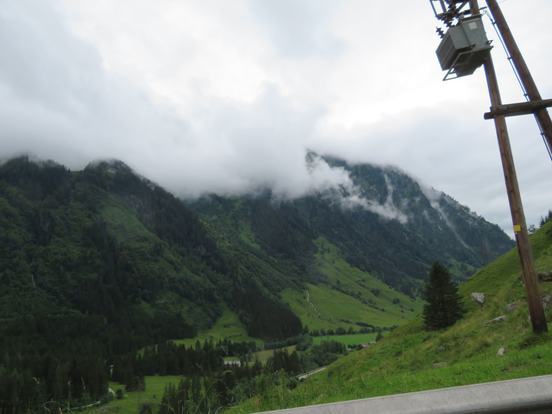 Auf der Straße mit Blick talauswärts.