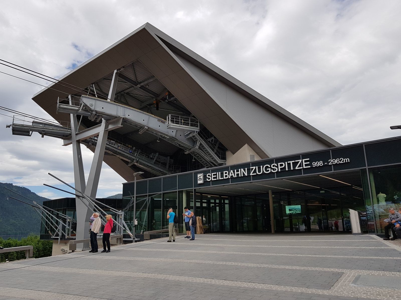 An der mächtigen Talstation der Zugspitzbahn. Bei einer Bahn dieser Große finde ich dieses Gebäude ja schon fast klein.