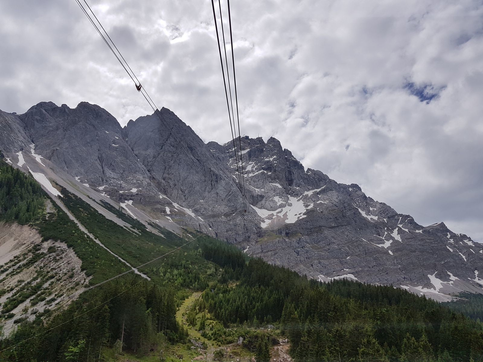 Nun in der Bahn bereits nach der Stütze mit Blick zum Gipfel. Bis dorthin hängt das Seil frei in der Luft!