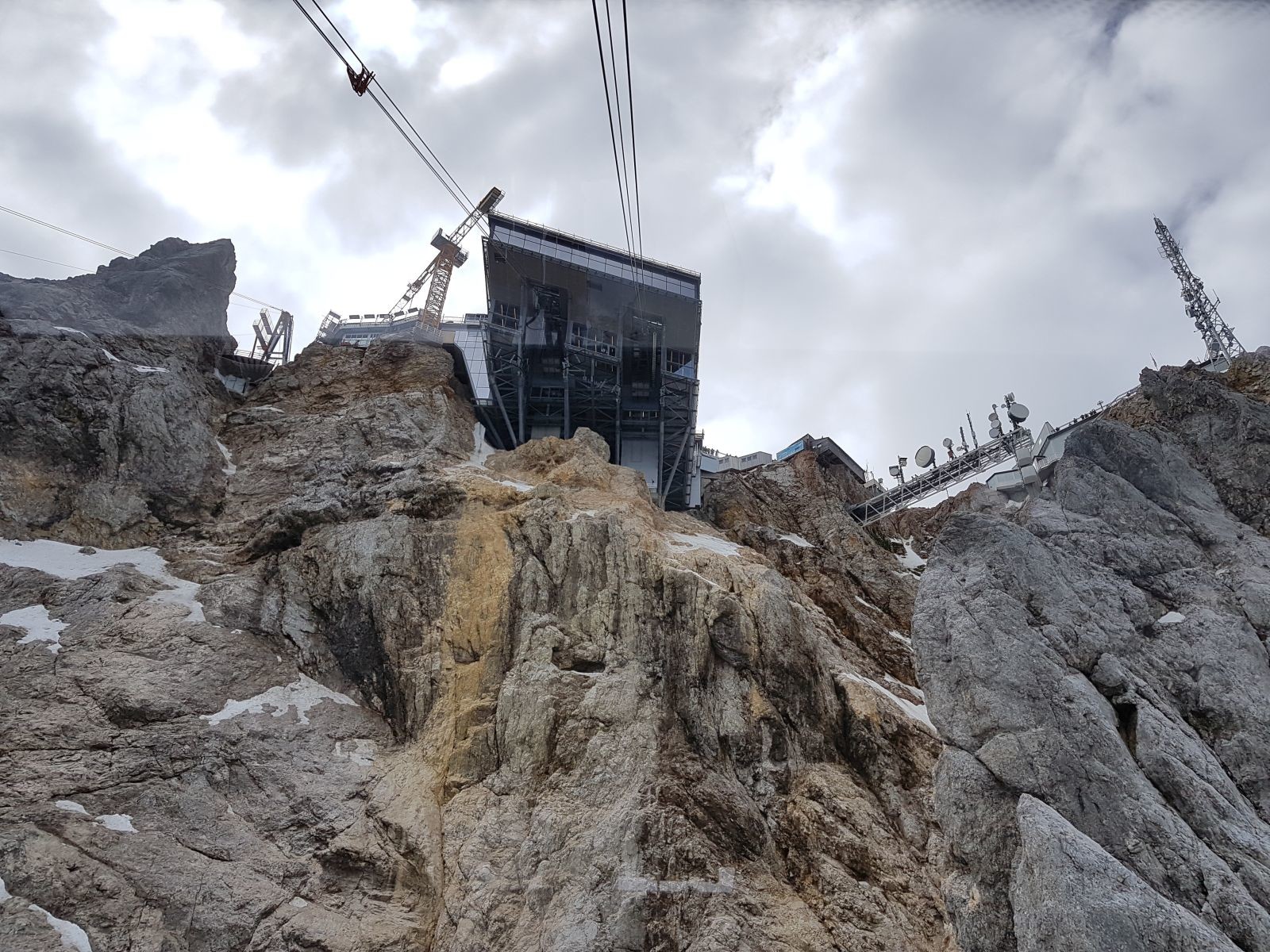 Senkrechte Einfahrt in die Bergstation. Am Gipfel waren die Bauarbeiten noch nicht abgeschlossen.