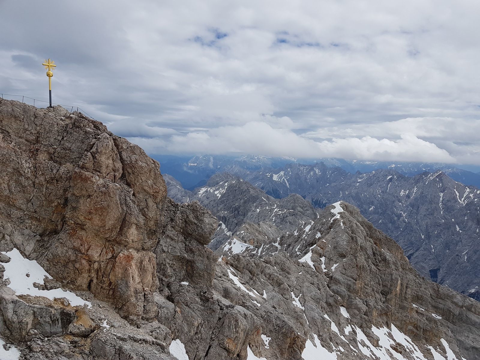 Ausblick nach Osten mit dem bekannten Gipfelkreuz