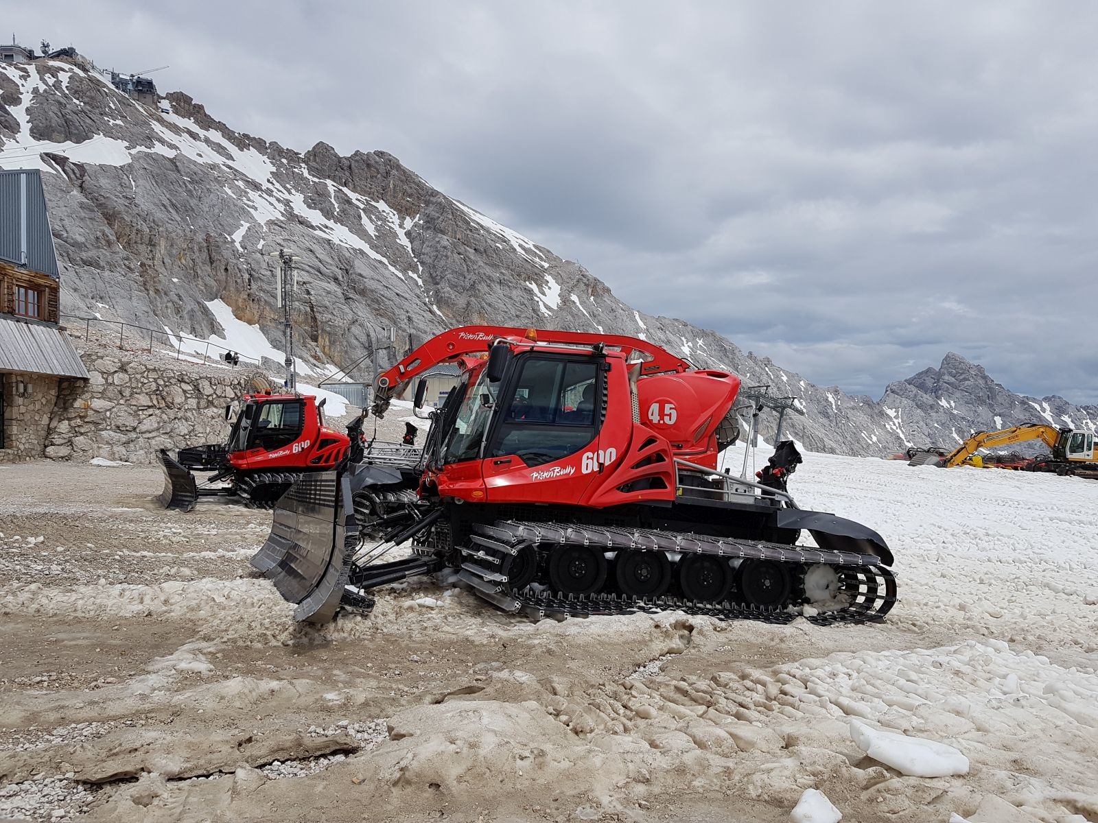 Zwei Pistenbully 600