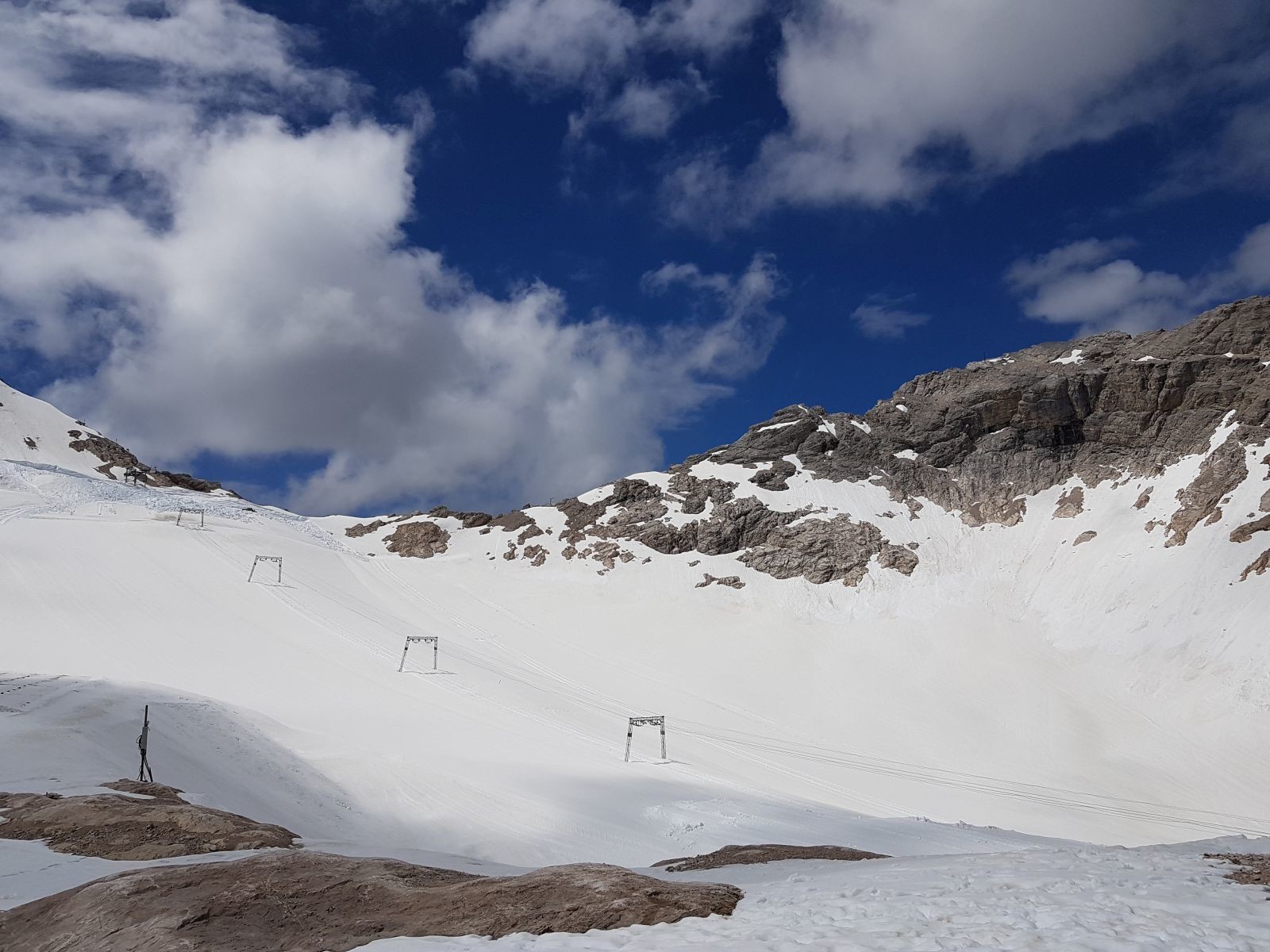 Der Schnee ist noch ziemlich rein und weiß.
