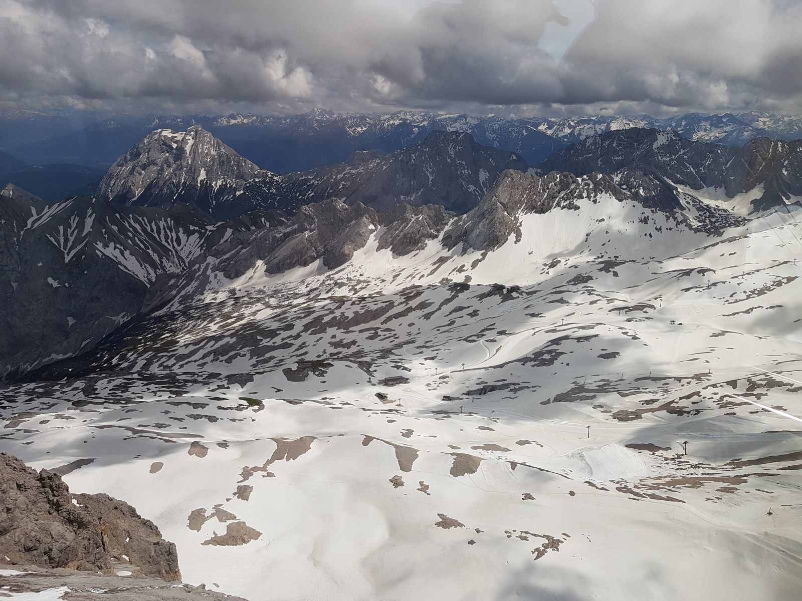 Je tiefer man schaut, desto löchriger wird die Schneedecke.