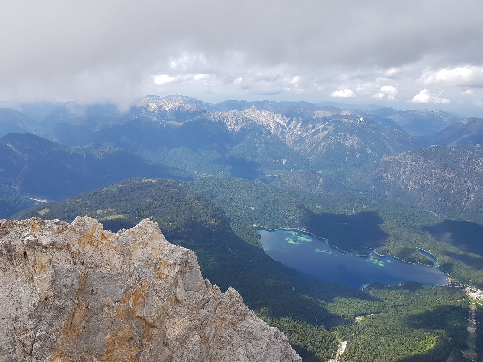 Nochmal der Eibsee in seiner ganzen Pracht, der von einem großen Waldgebiet umgeben ist.