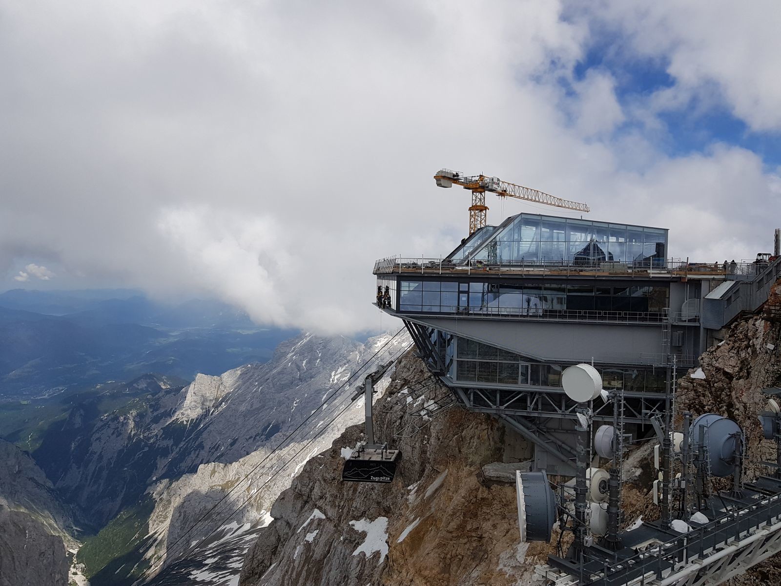 Blick zur Bergstation. Wer genau hinsieht, erkennt links an der Fassade die Fensterputzer. Die haben auch einen coolen und luftigen Job ;-)