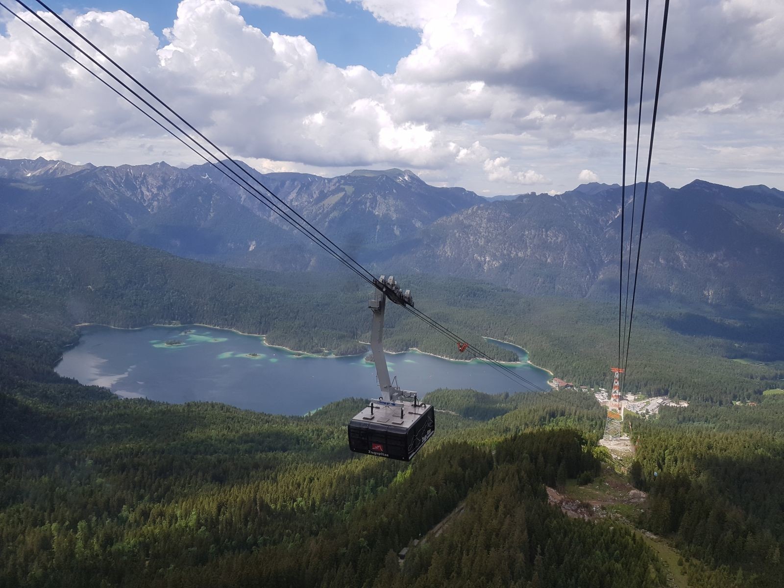 In der Bahn mit der Gegenkabine, dem Eibsee und der Stütze