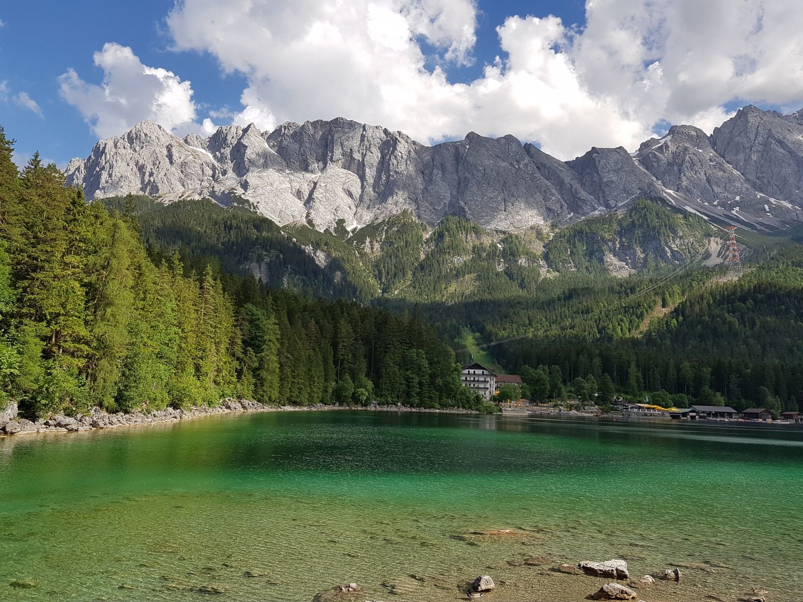 Der See hat eine schöne, grüne Farbe.