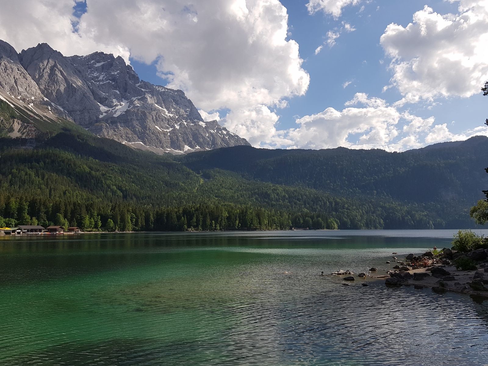 Blick nach Südwesten auf den See und die Trasse der Tiroler Zugspitzbahn am Bergkamm