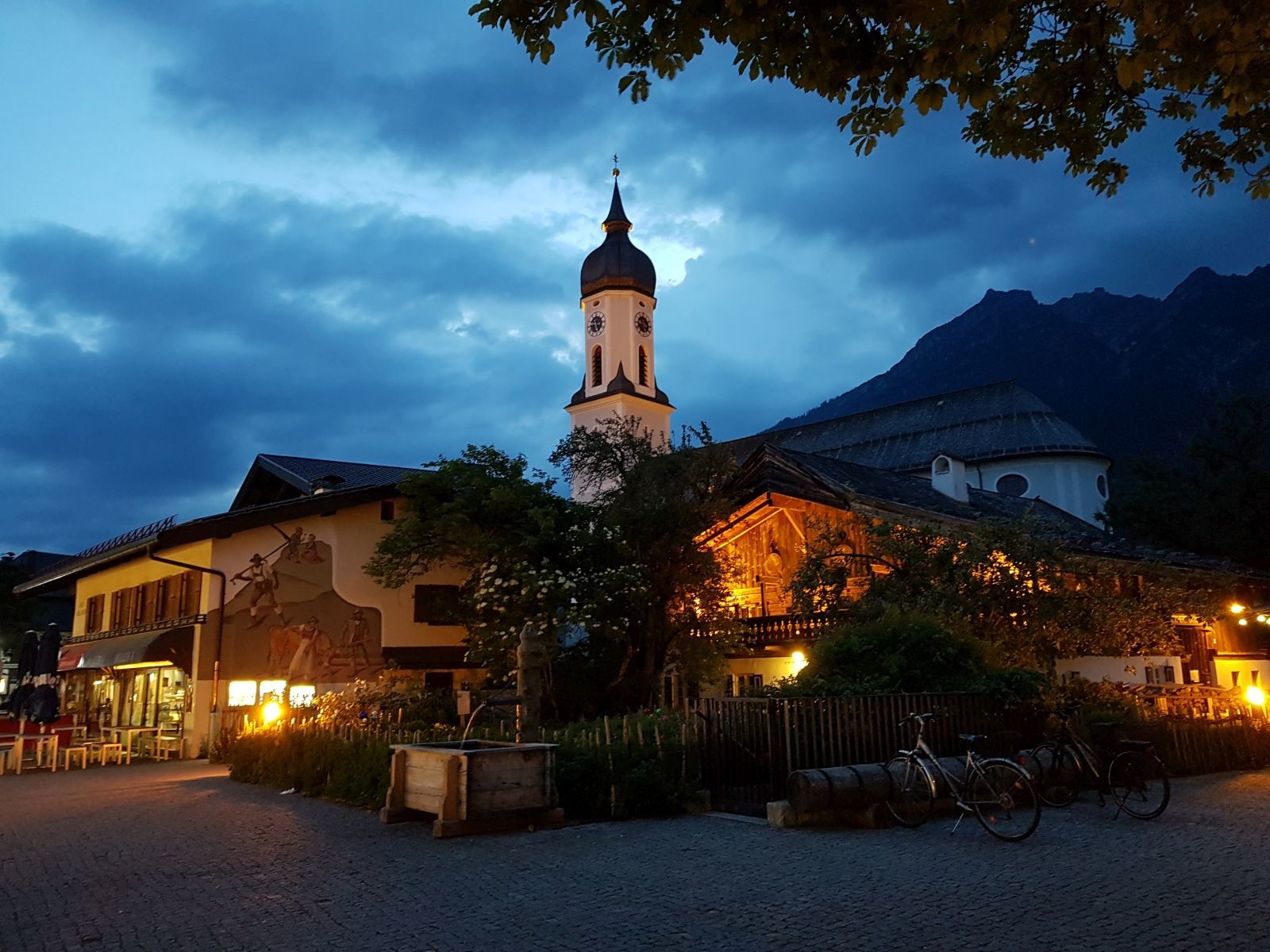 Und zum Schluss noch ein Abendbild vom Marktplatz auf die Garmischer Kirche.