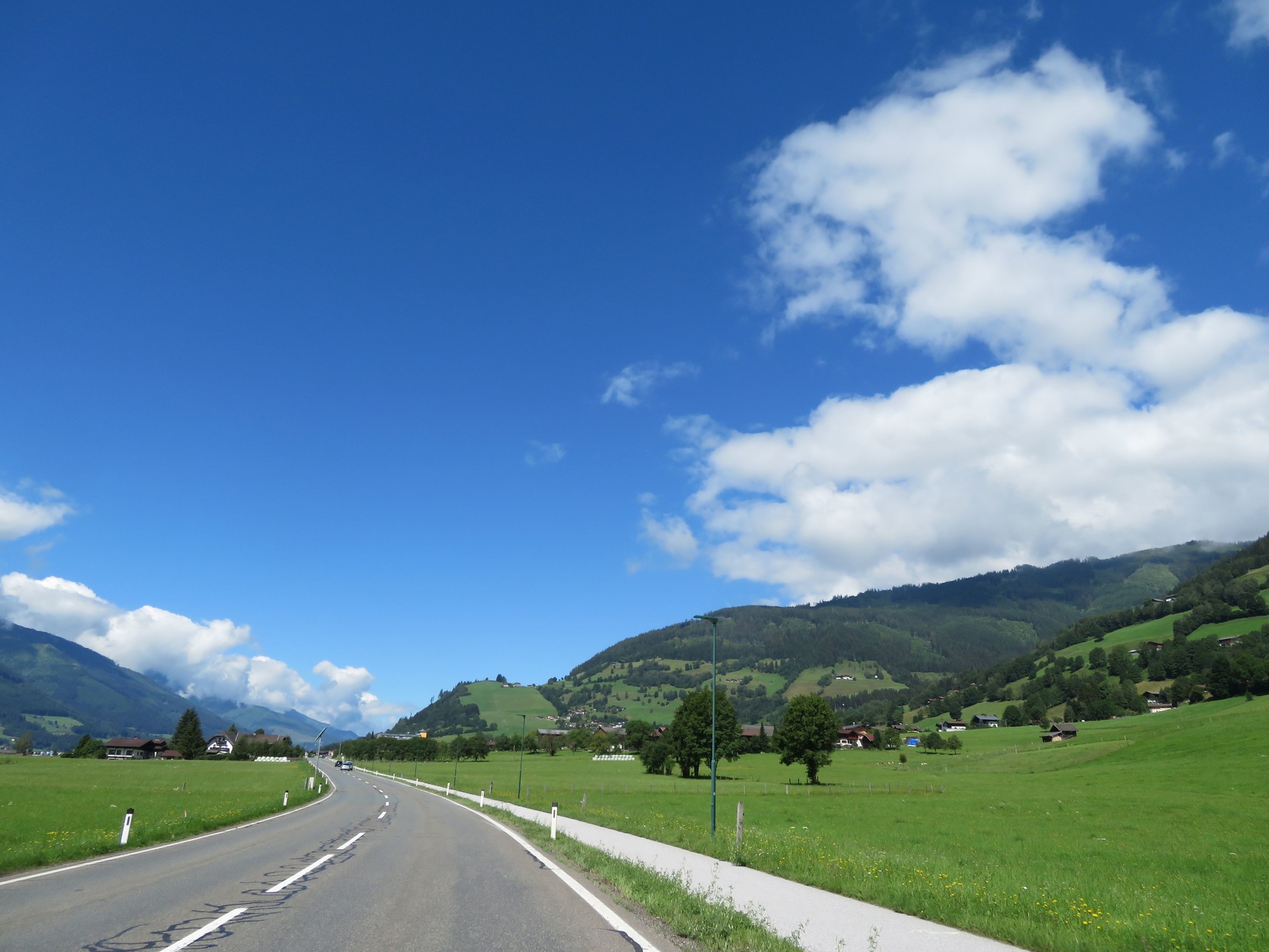 Auf der B168 von Zell am See nach Mittersill. Im Bild sieht man den Naglköpfl in Piesendorf.