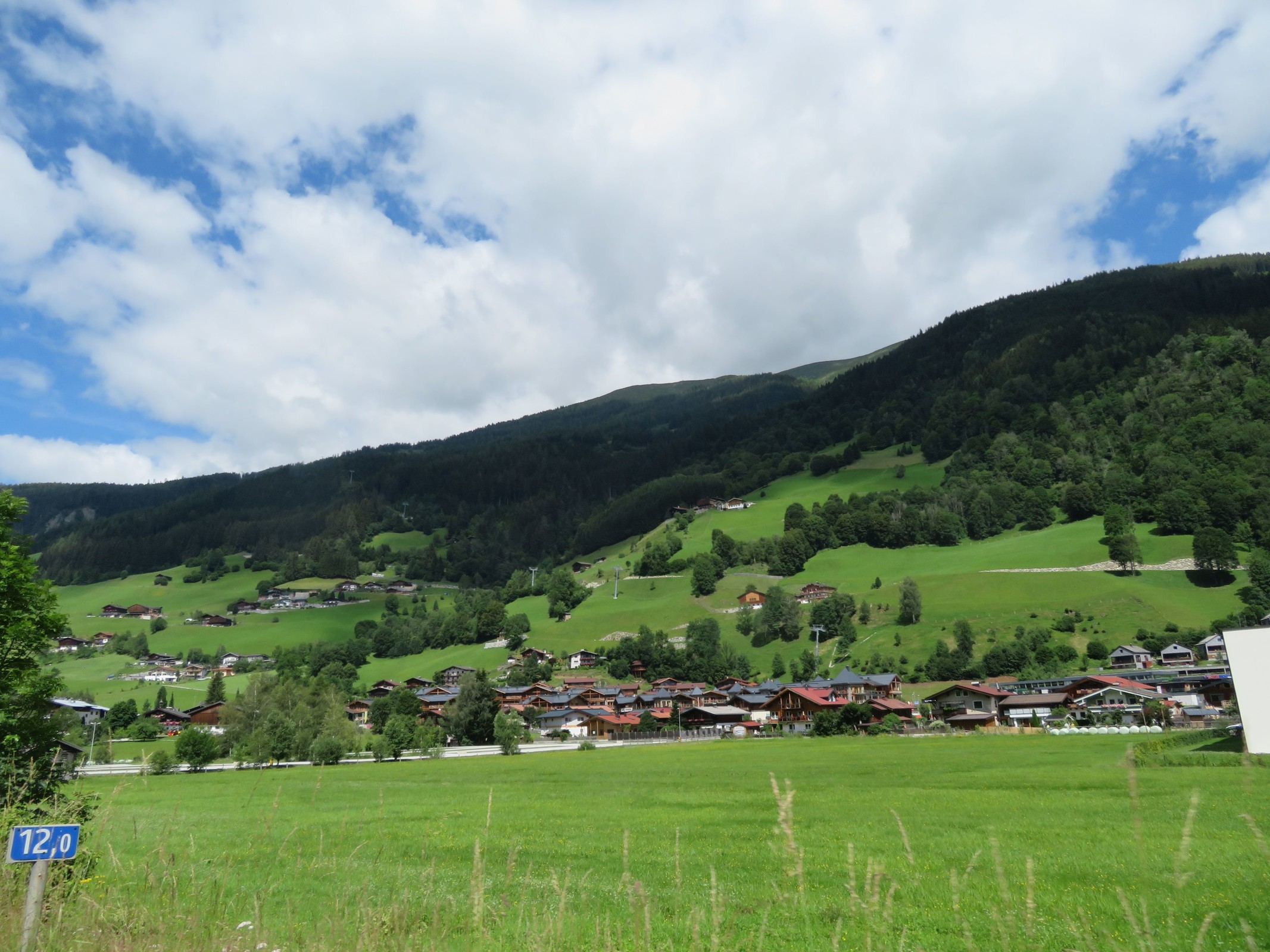Hier sind wir bereits in Bramberg am Wildkogel. Es ist die Smaragdbahn zu sehen.