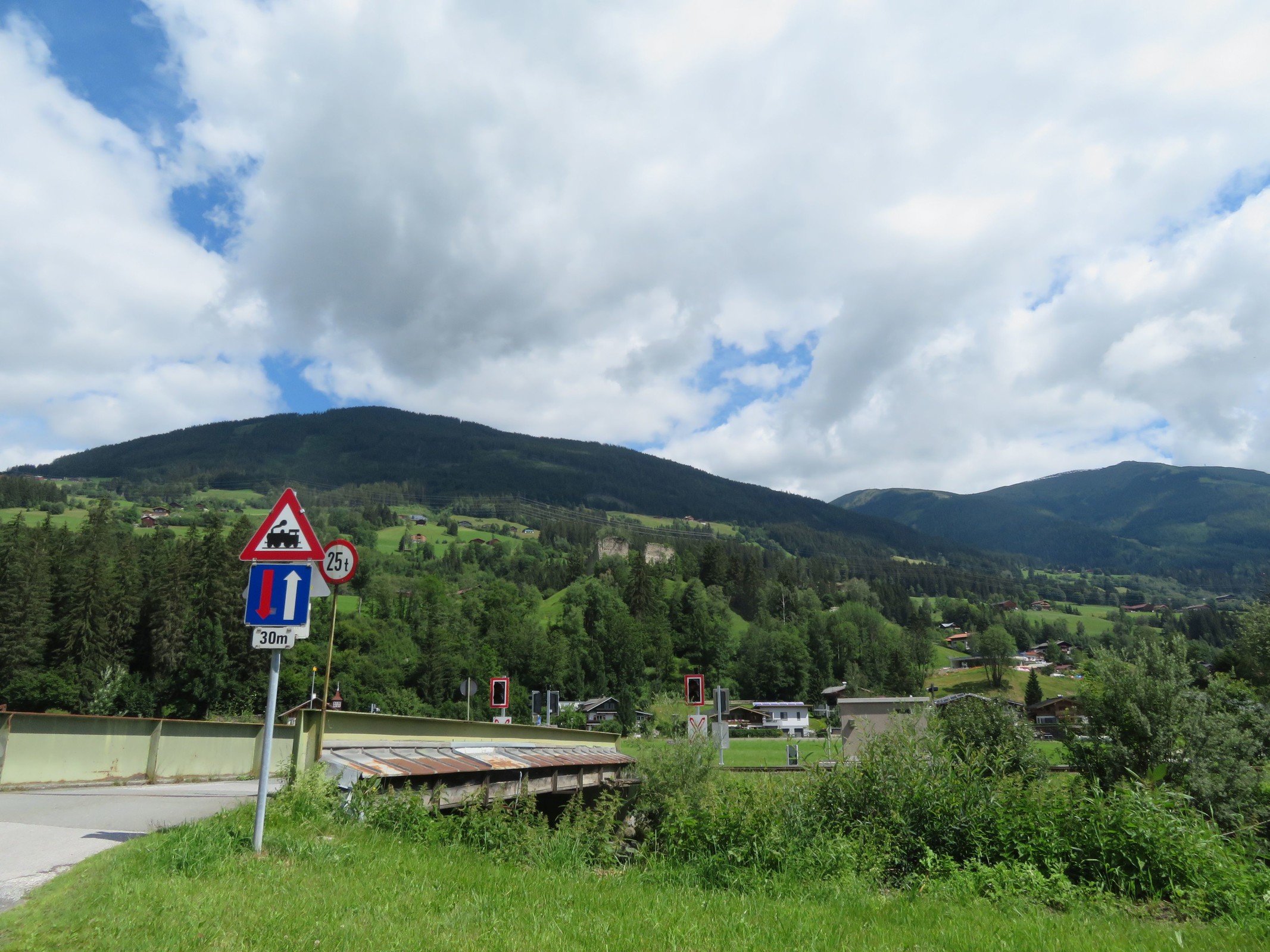 Diese Brücke führt uns dann wieder zurück zur Hauptstraße.