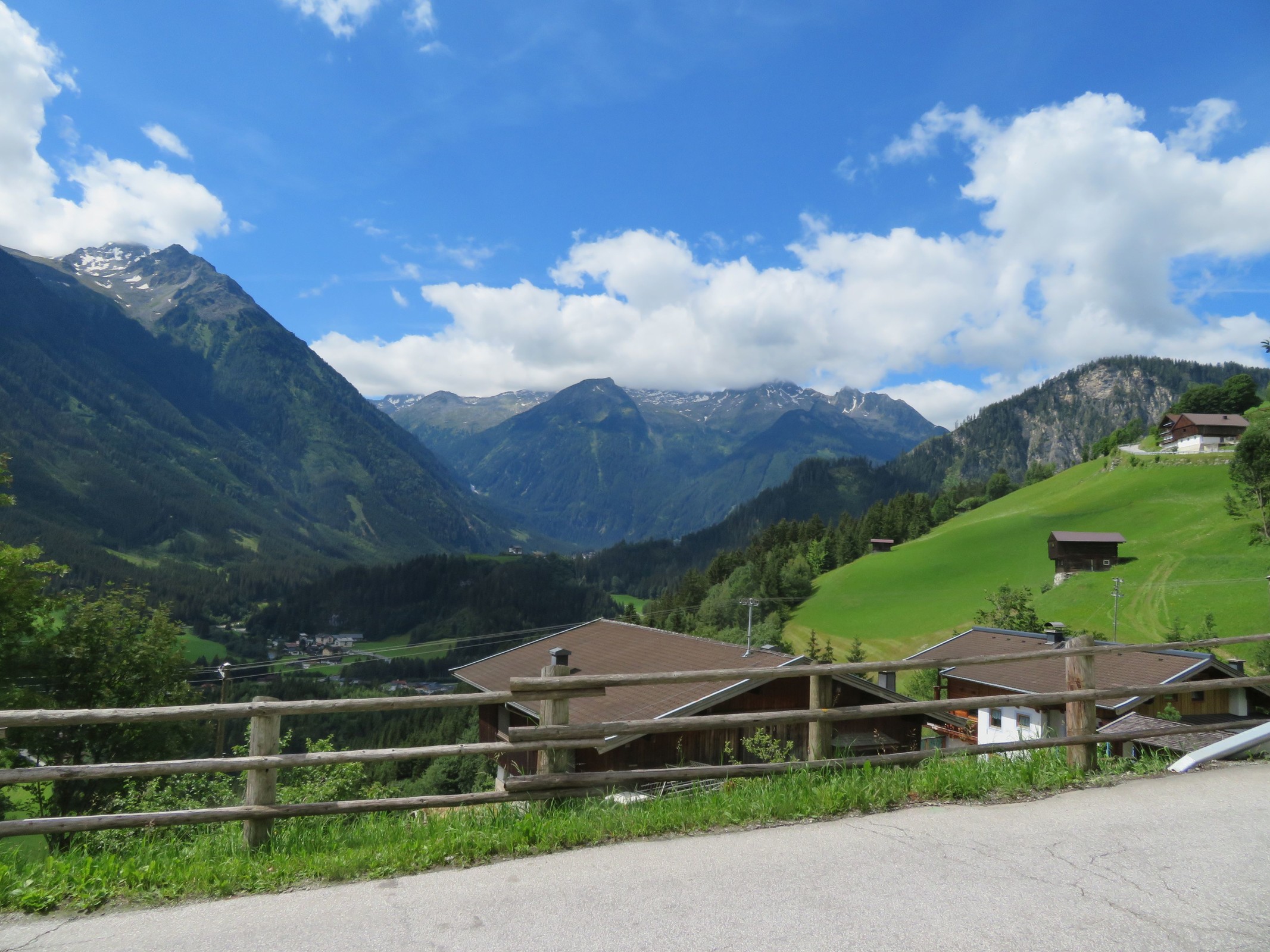 Blick von dort in Richtung der Krimmler Wasserfälle, die mit einer Fallhöhe von 385 m die höchsten Österreichs sind.