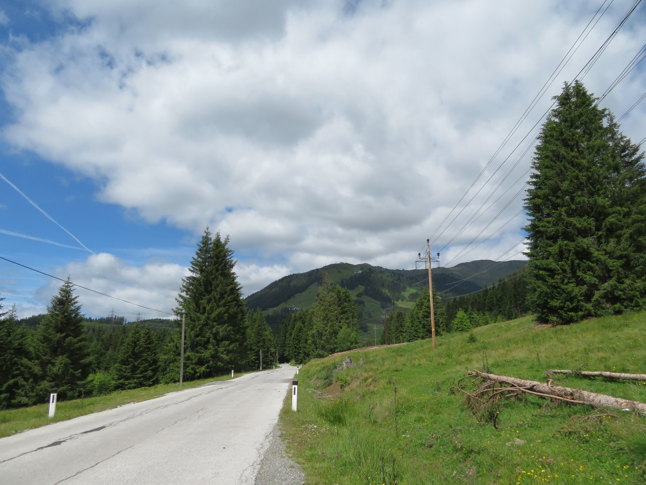 Weiter oben im letzten Abschnitt der Passstraße. Im Hintergrund sieht man das Skigebiet von Königsleiten.