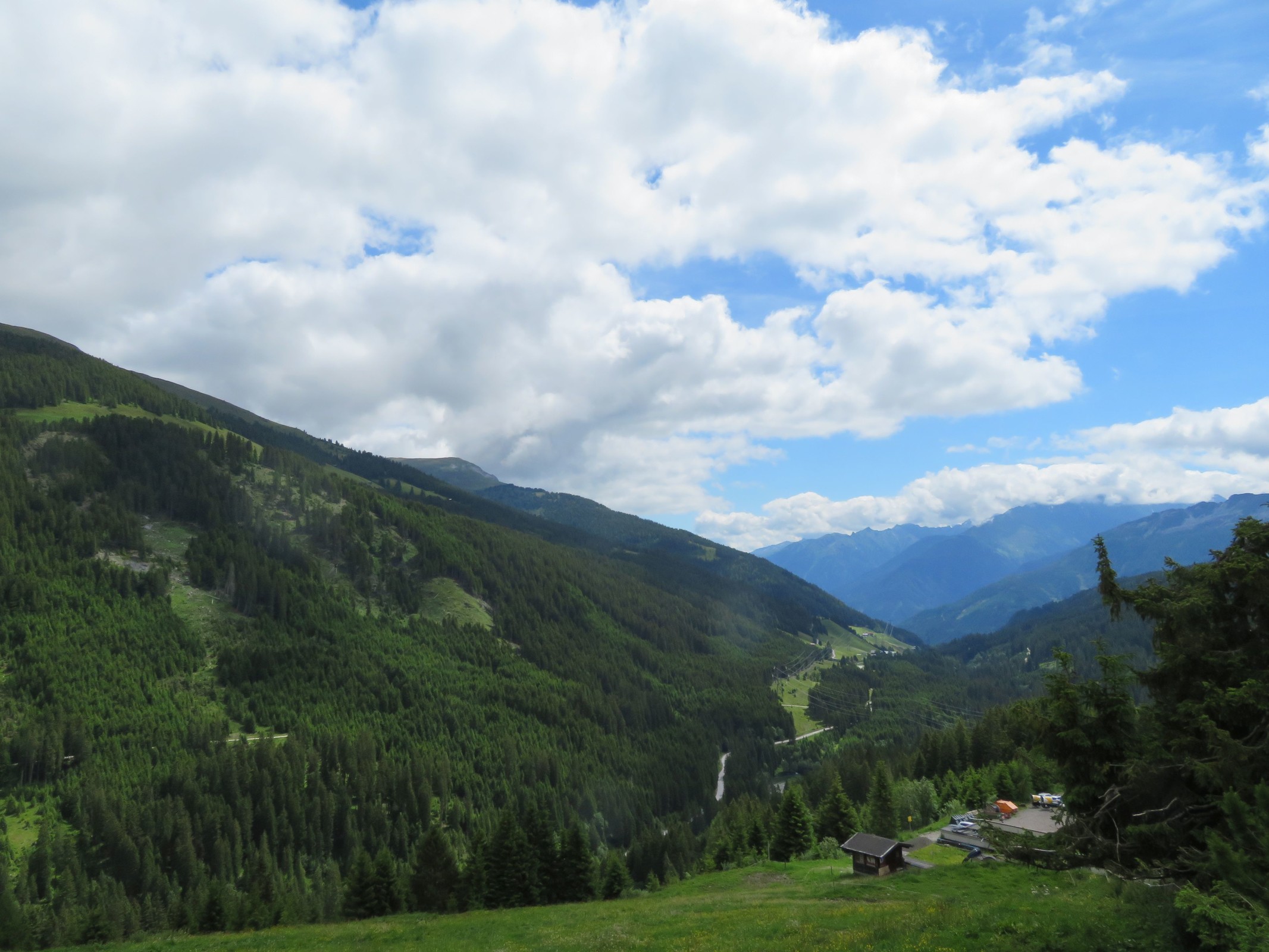 Blick von derselben Stelle in Richtung Pinzgau mit der alten Passstraße.