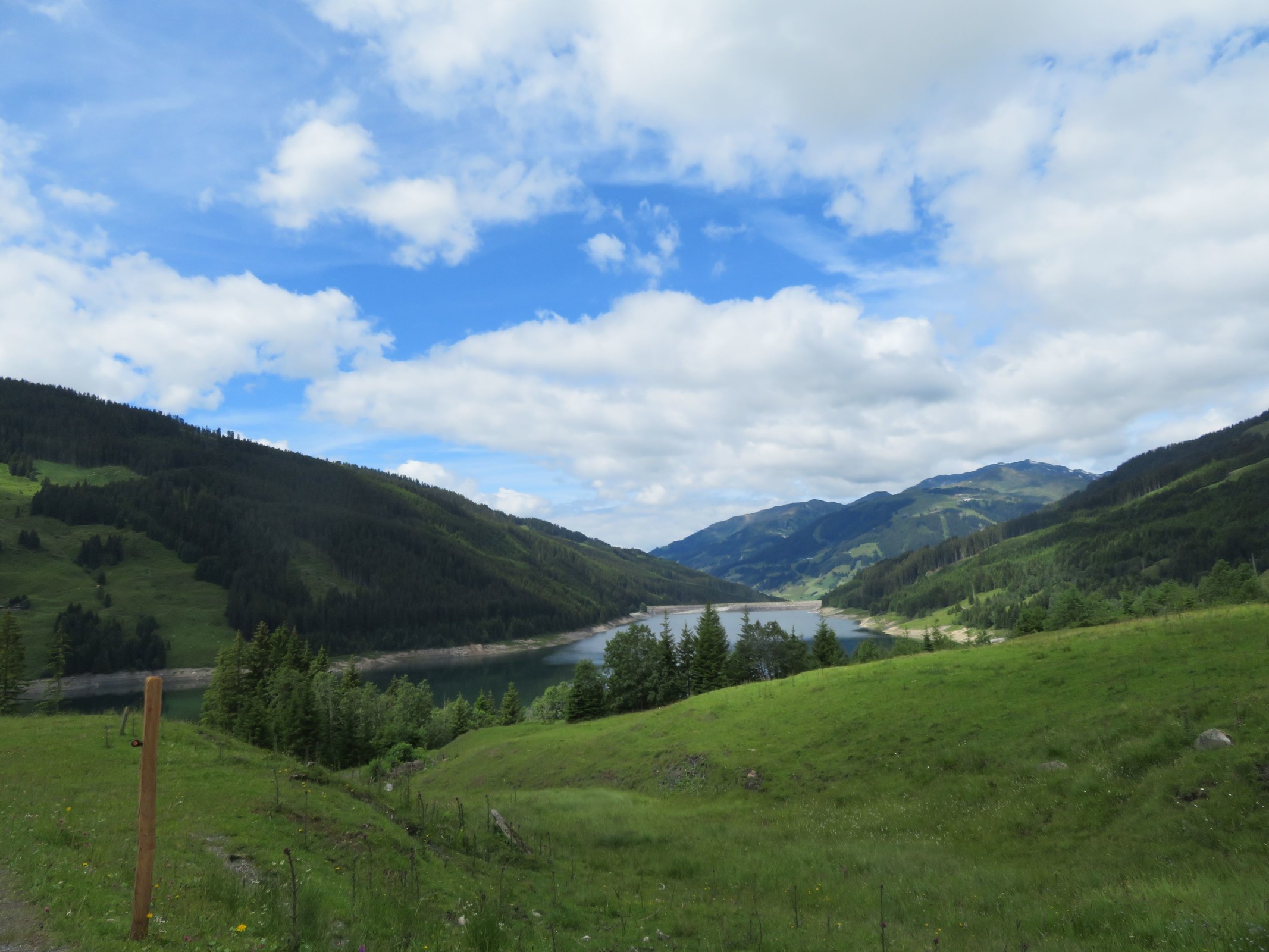 Speicher Durlaßboden. Hier fuhren wir noch einmal hinten ins Tal hinein und machten dann vorne eine Pause, nachdem wir wieder rausgefahren waren.