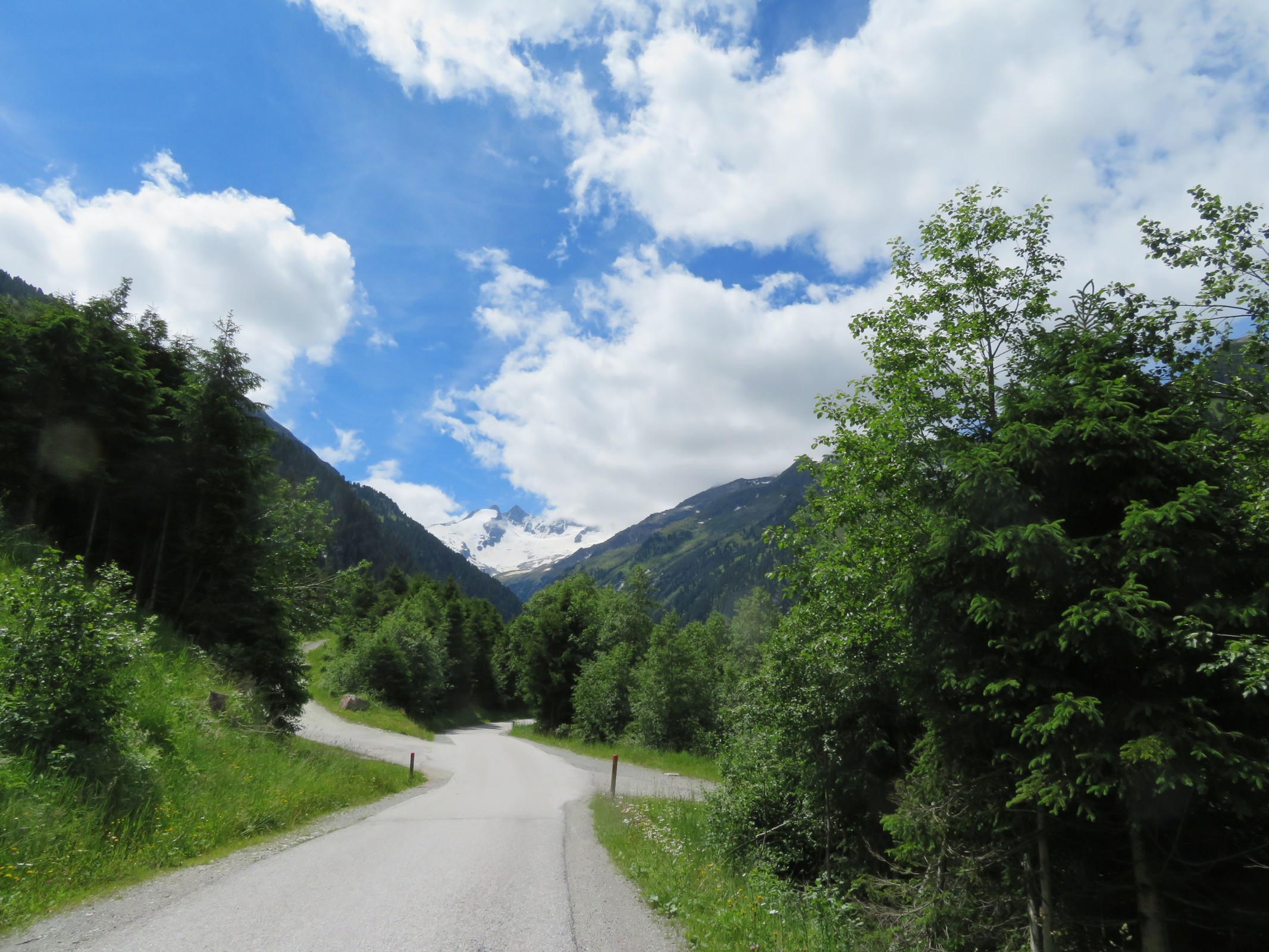 Straße am Speicher taleinwärts.