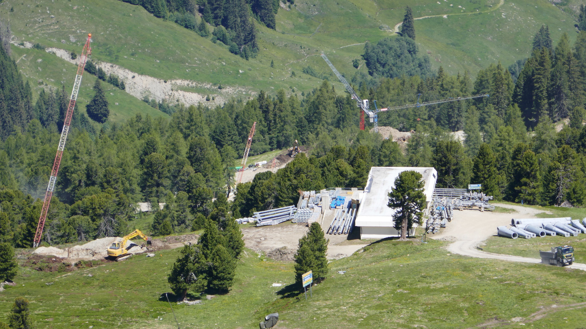 Materialseilbahn, alte Talstation und neue Talstation weiter unten