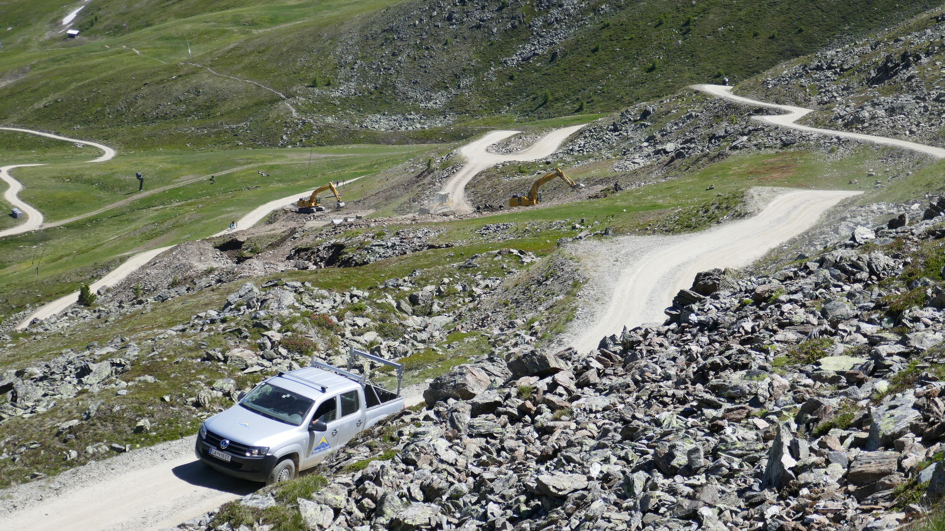 Auch an der Zwölferabfahrt wird gearbeitet. Pistenkorrekturen und vermutlich auch Beschneiung die es hier noch nicht gibt.