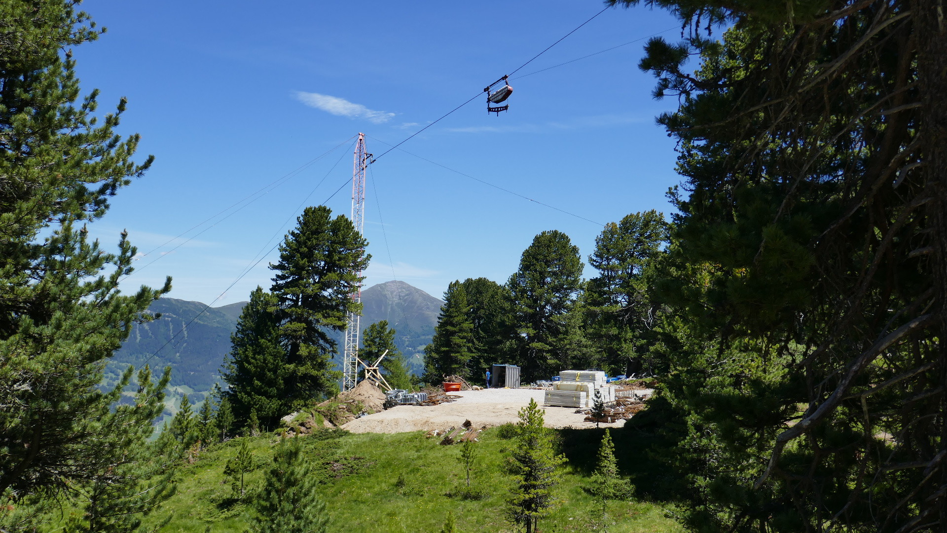 Einmal muss (darf) man die Materialseilbahn queren. Der direkte Wanderweg von der Bergstation LSAP Almlift über die nun LSAP Talstation Zwölferbahn zur Schöngampalpe ist wegen der Baustelle aktuell gesperrt. Deshalb der Umweg über die Zirbenhütte.