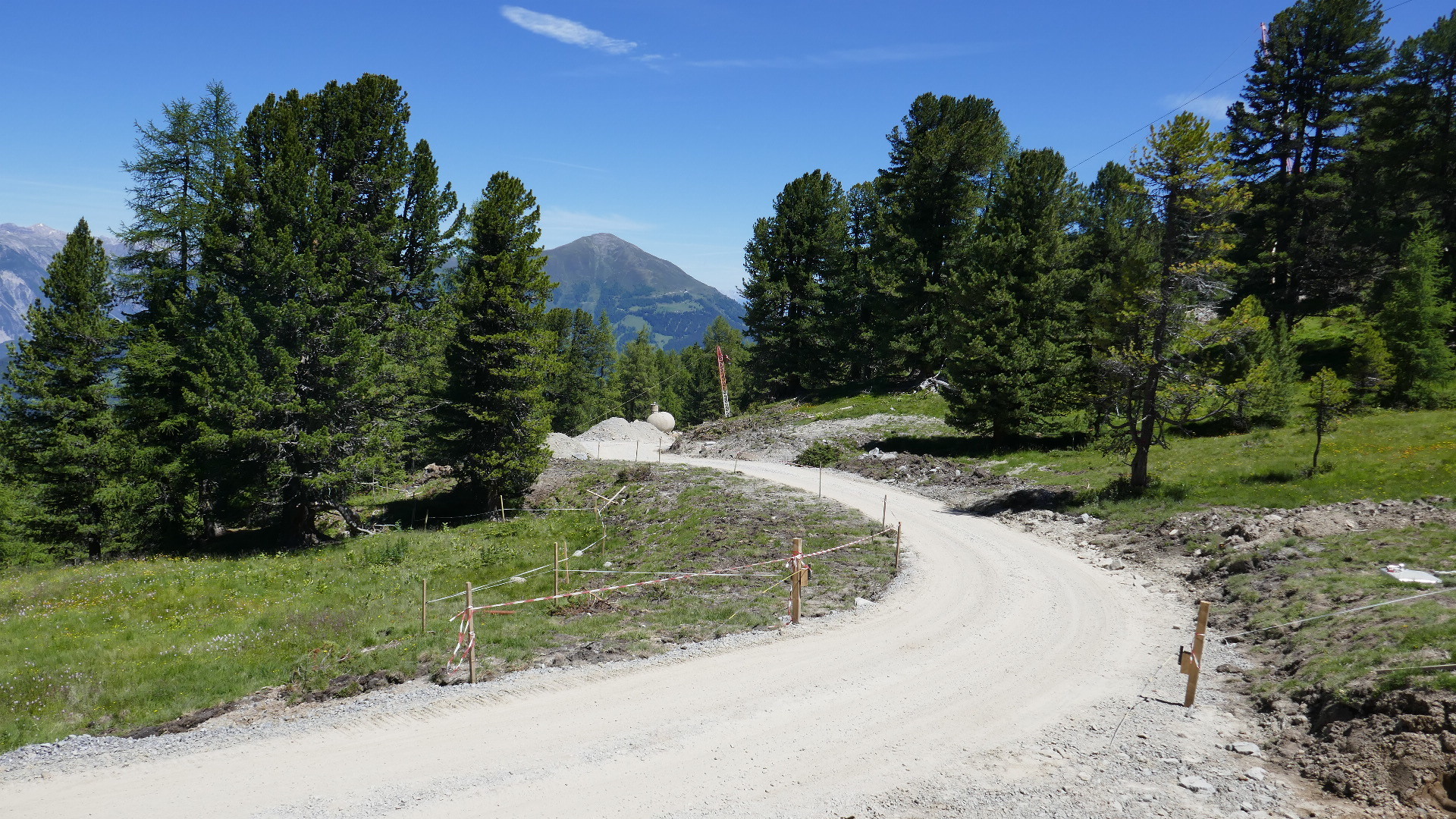 Zufahrt Baustelle vom Fahrweg. Hier sollte später auch eine Verbindung von der Adlerpiste &amp; Urgabfahrt zur neuen 8KSB Talstation angelegt werden.