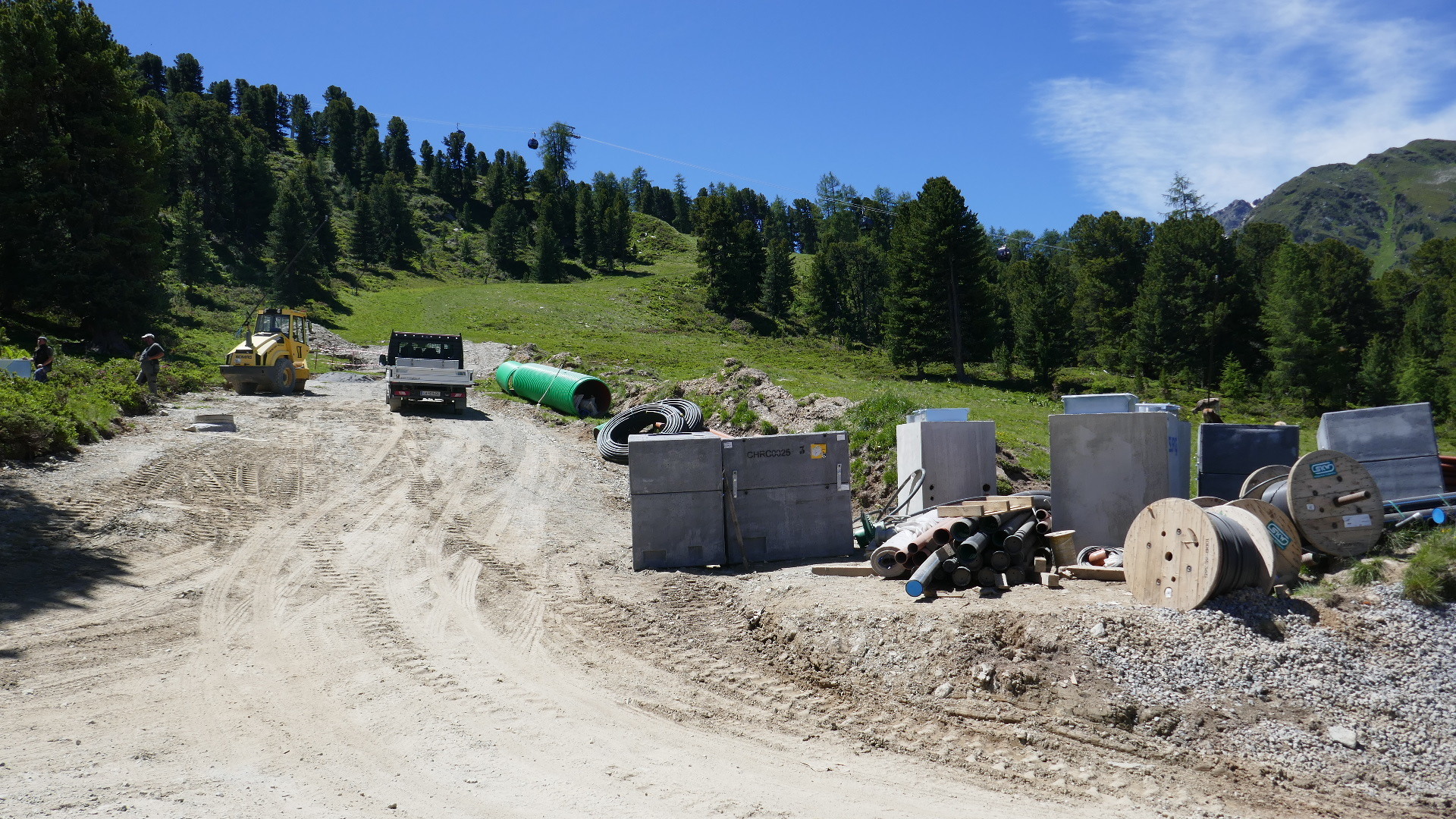 Andere Richtung Urgabfahrt die einen Bogen nach rechts zur Schöngampalm macht. Die neue Verbindungspiste würde hinter meinen Rücken zur neuen Talstation weiterführen.