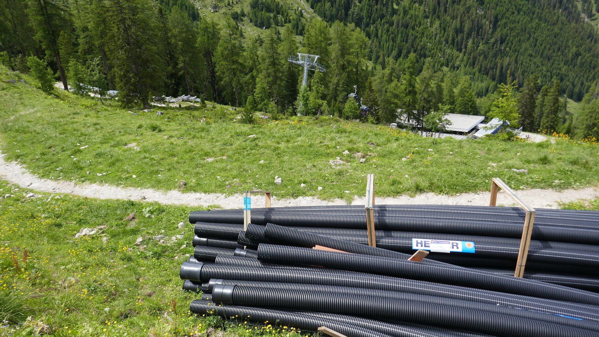 Mehr Material (oben und unten) zwischen der Schöngampalm und Almbahn