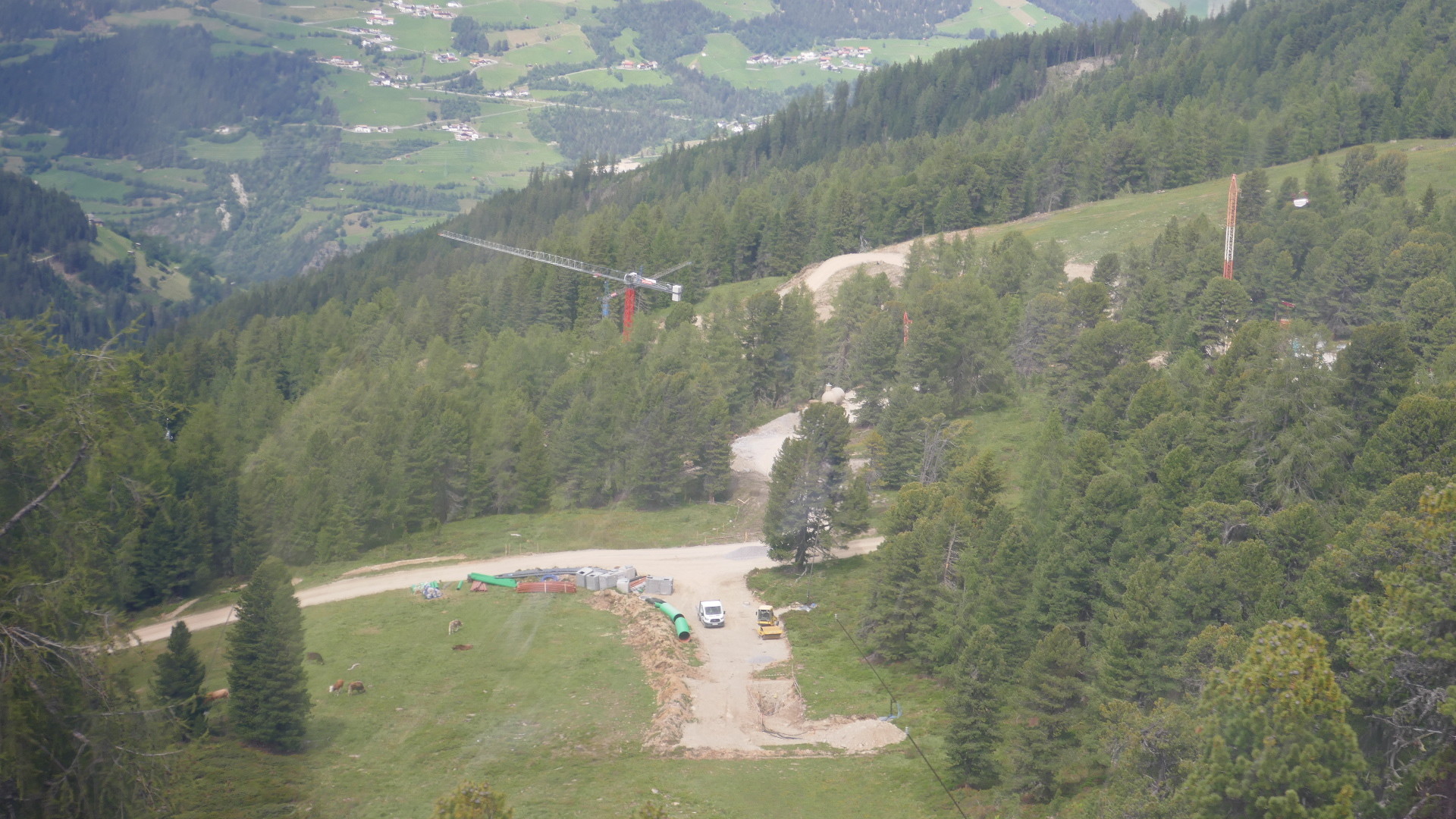 Hier sieht man noch mal wo (geradaus auf dem Bauweg) vermutlich die neue kurze Verbindungspiste von der Urgabfahrt zur Talstation der 12-er Bahn (bei den Kränen) verlaufen wird. Im Hintergrund ist  die Almabfahrt zu sehen.