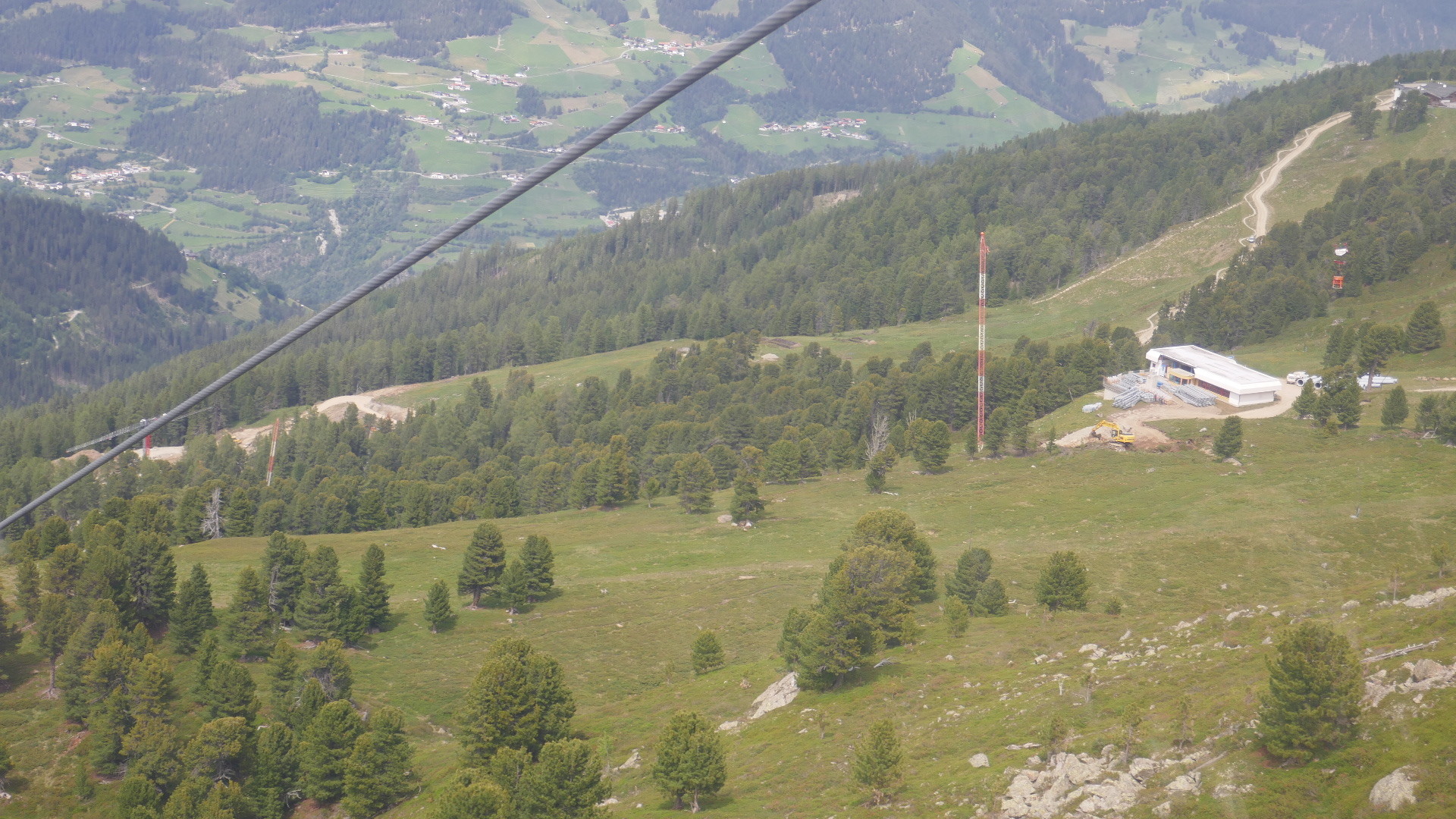 Alte und neue Talstation. Die neue Bahn wird schon deutlich länger.