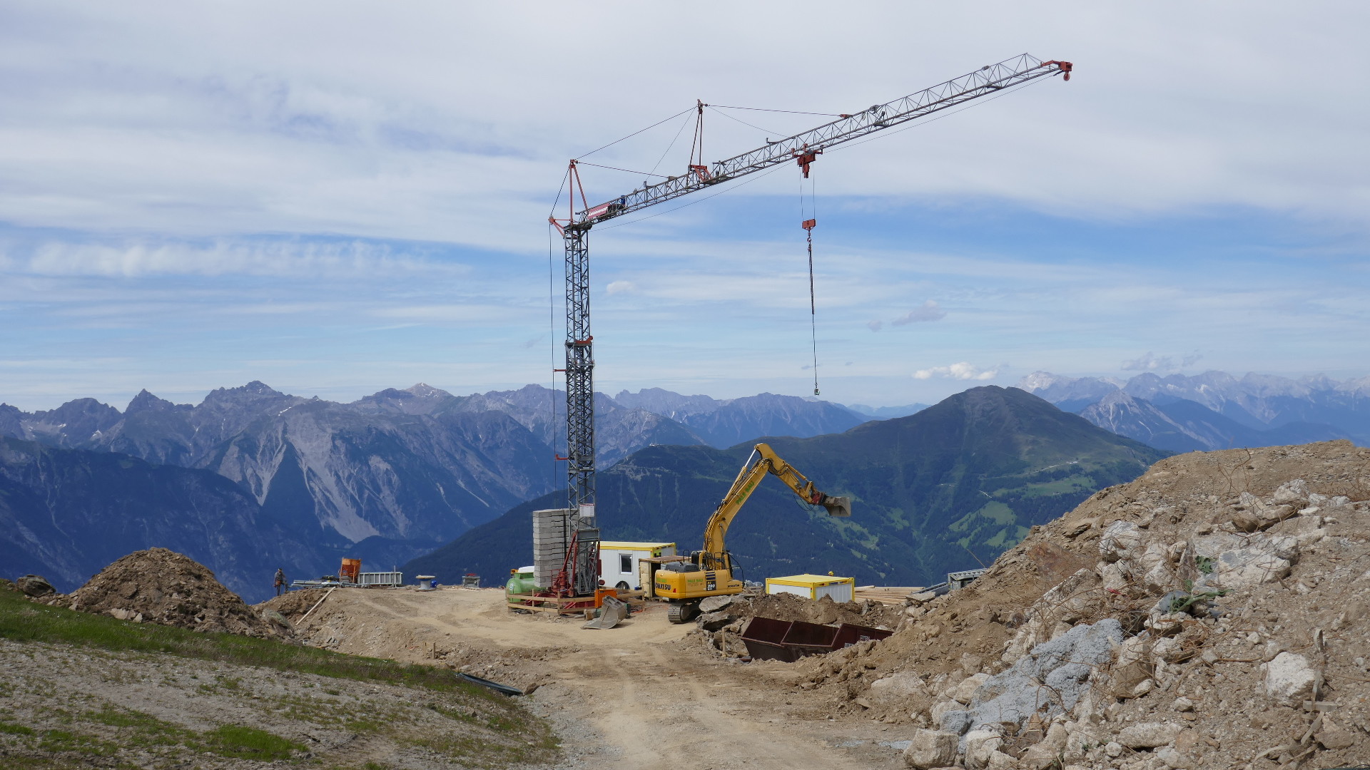 Bergstation. Rechts der armierte Schutt von den Fundamenten der alten Bahn. Der Standort für die neue Bahn ist schon vorbereitet.