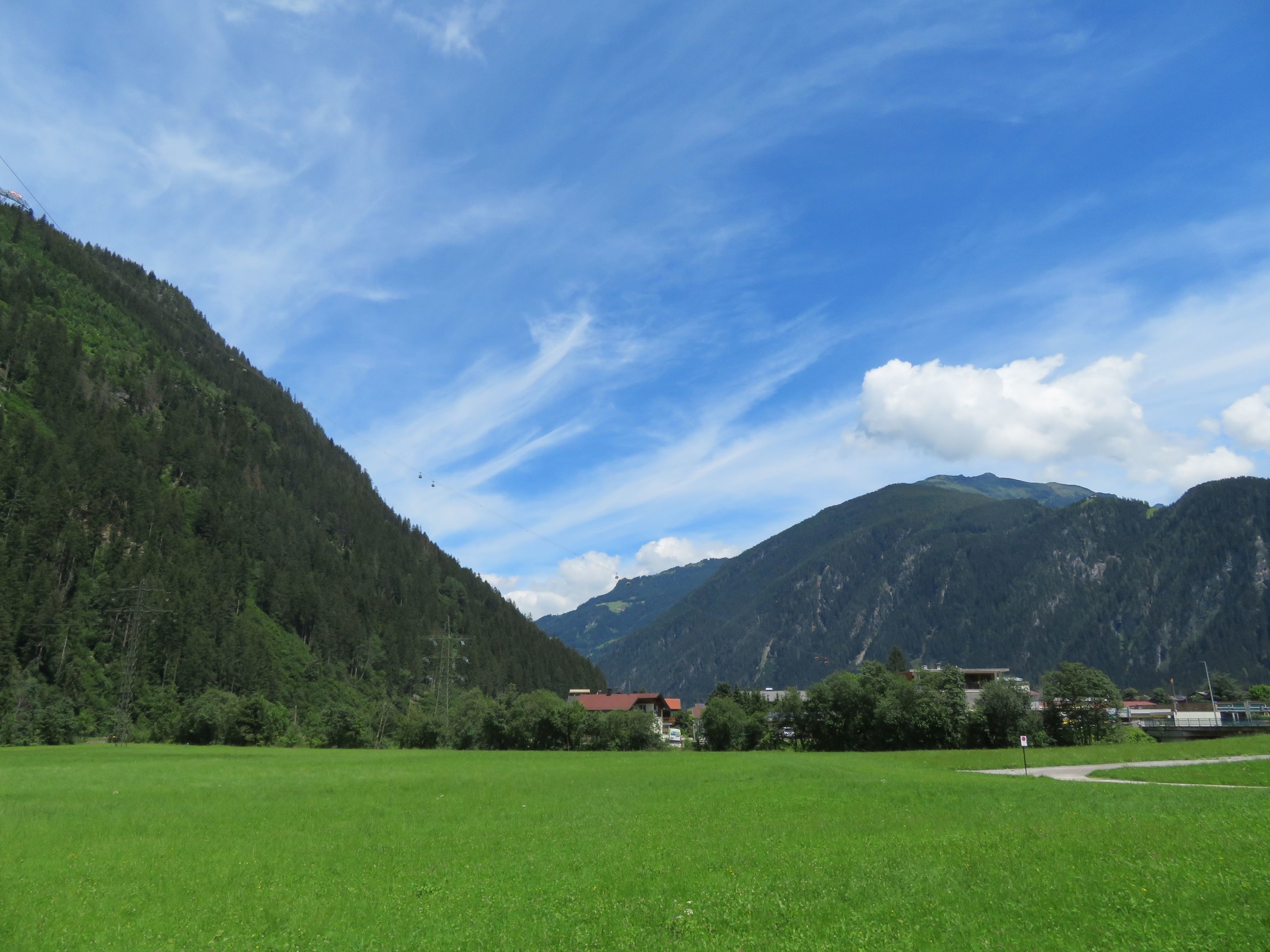 Nun sind wir schon auf die Straße ins Tuxertal abgebogen. Die Penkenbahn ist aber auch einfach perfekt für Fotos gemacht ;-).