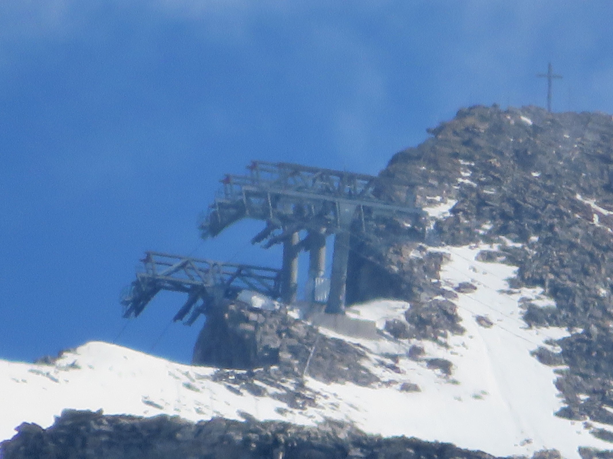Nachdem wir unser Apartement in Lanersbach bezogen hatten, fuhren wir noch einmal kurz nach Hintertux. Hier ist die beeindruckende Stützenkombi des Gletscherbus 3 im Zoom zu sehen.