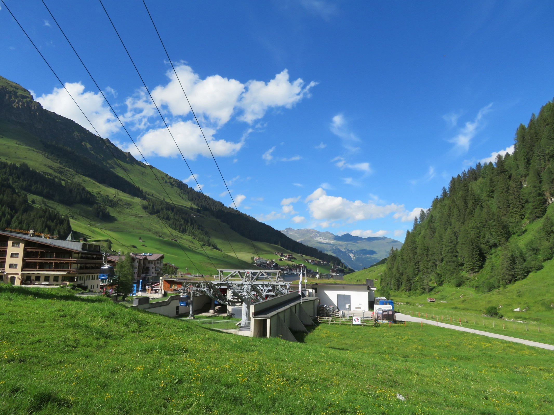 Talstation von der 8-EUB Sommerberg (links) und vom 24-FUT Gletscherbus 1 (rechts).