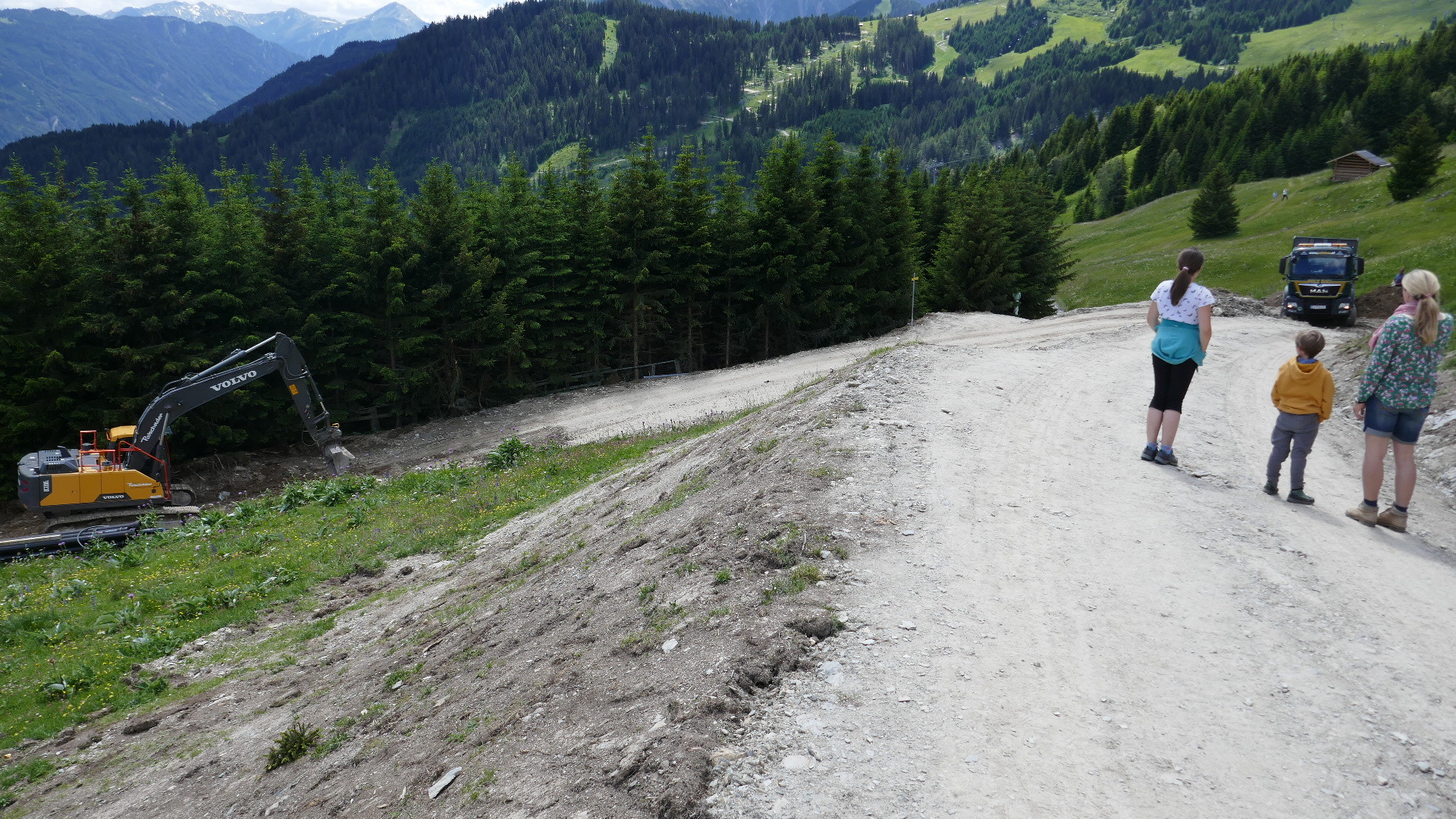Hier verlief die alte Rodelbahn geradeaus weiter zur Talstation der Schönjoch 8EUB. Links zweigt die neue Variante zur Mittelstation 6EUB Sonnenbahn ab