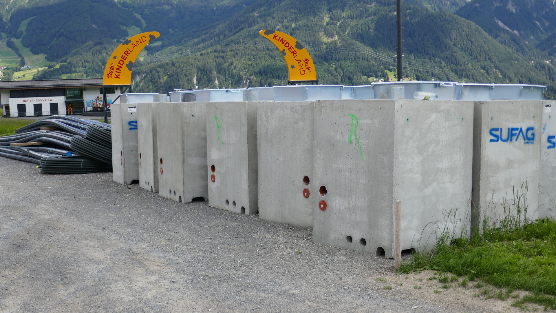 Material für die Beschneiungsanlage an der Mittelstation der Sonnenbahn