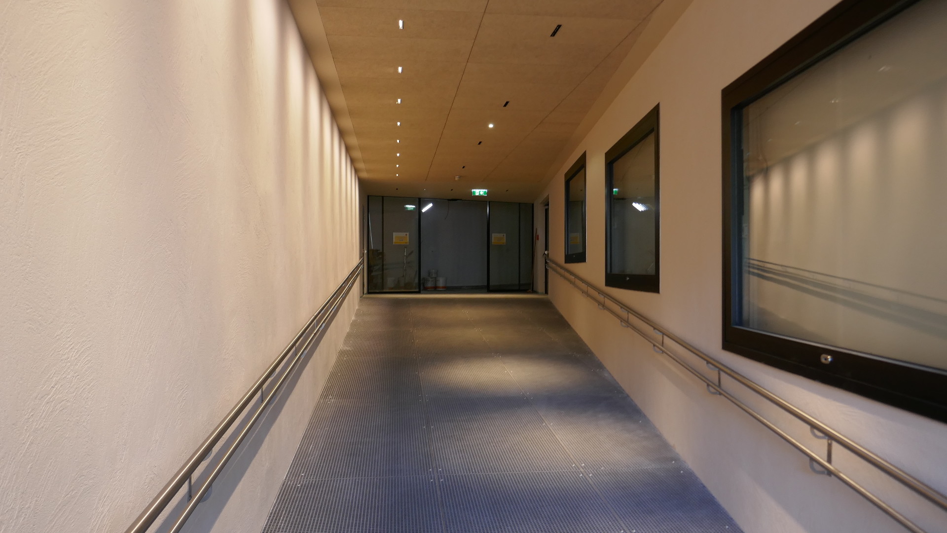 Renovierter Eingang vom Parkplatz zum Tunnel. Geradeaus durch die Schiebetüre (dann rechts) geht es in den Tunnel. Davor rechts in das bereits bekannte Treppenhaus bzw. zum Lift, das auch komplett renoviert wurde und bisher sehr trashig war.