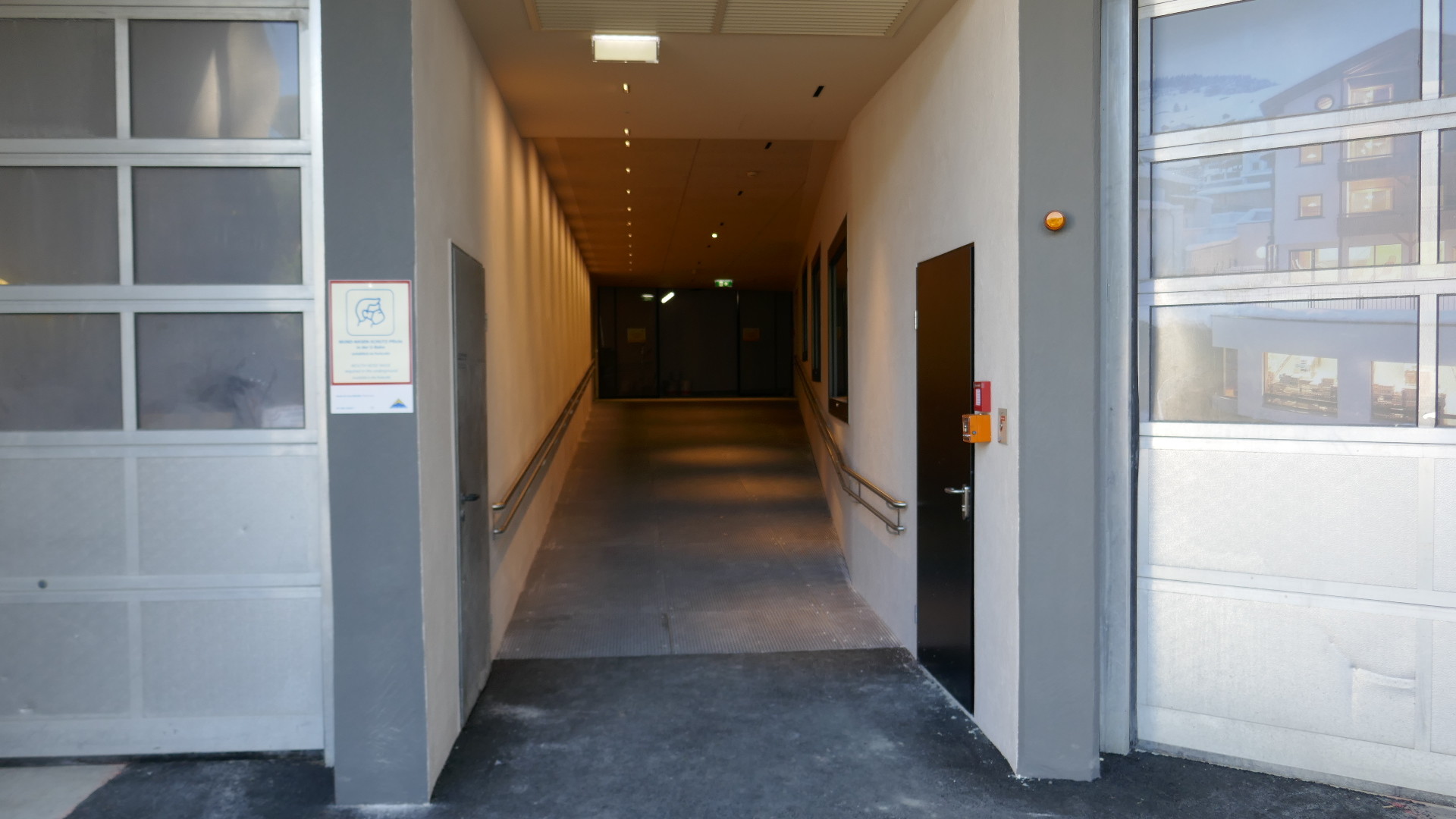 Renovierter Eingang vom Parkplatz zum Tunnel