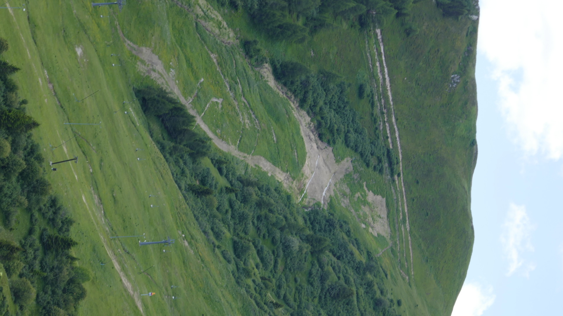 Hangstabilisierung? an der Gondeabfahrt. Einen Tag nachdem ich das Bild gemacht hatte wurde mit ca. 15 Hubschrauberflügen Beton in die Gräben gefüllt.