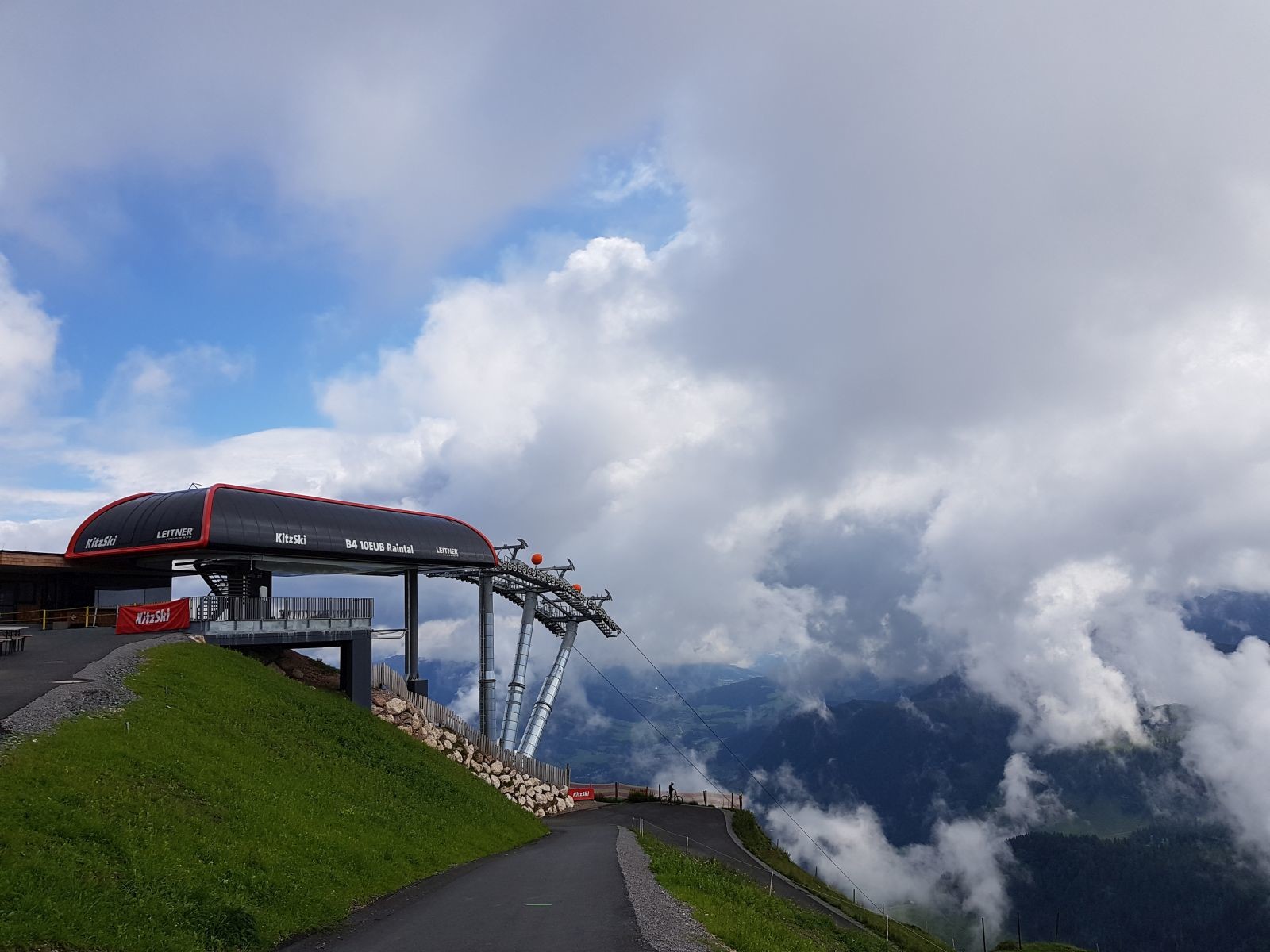 Die Wanderung startet am Horngipfel. Im Bild zu sehen ist die ziemlich neue 10EUB Raintal.