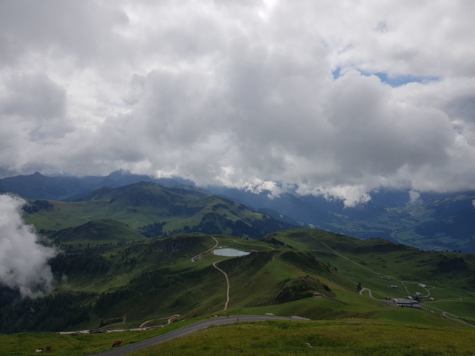 Aussicht nach Süden zum Alpenhaus und nach Jochberg, das im Tal liegt