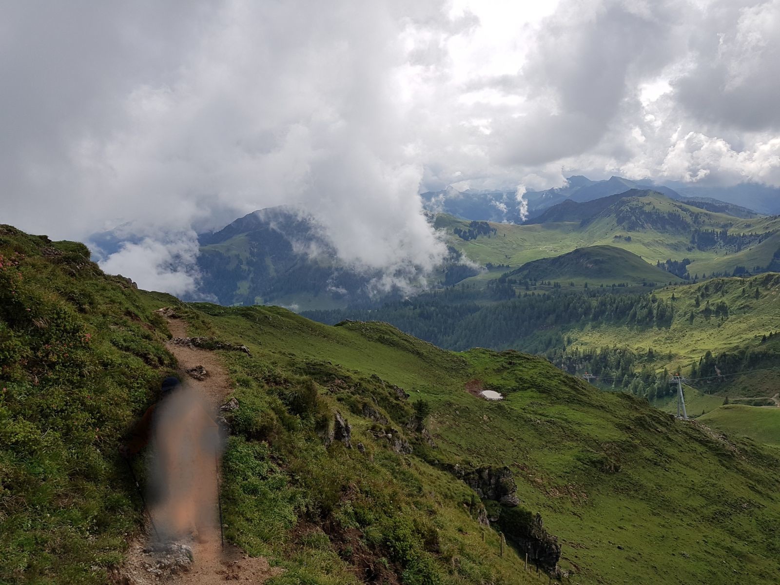 Auf einem kleinen Pfad geht es nun in Richtung Hofer Schneid. Rechts sieht man wieder die 10EUB Raintal sowie die tolle Bergwelt.