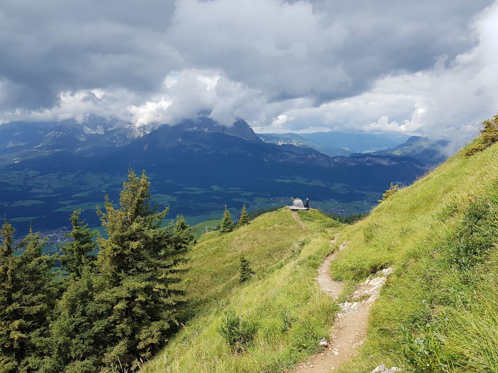 Hier sind wir nun schon beim Aufstieg und erstmals lässt sich auch der Wilde Kaiser blicken, zumindest ein bisschen.