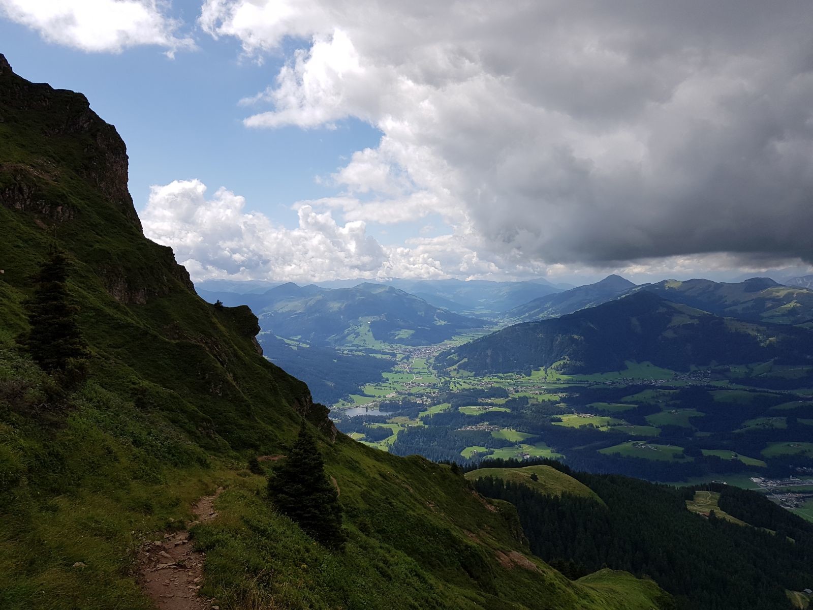 Man erkennt den ziemlich ausgesetzten Weg und ich finde auch die Stimmung sehr interessant. Links noch Sonne mit blauem Himmel, und rechts dieser Kontrast mit der nahenden Schlechtwetterfront.