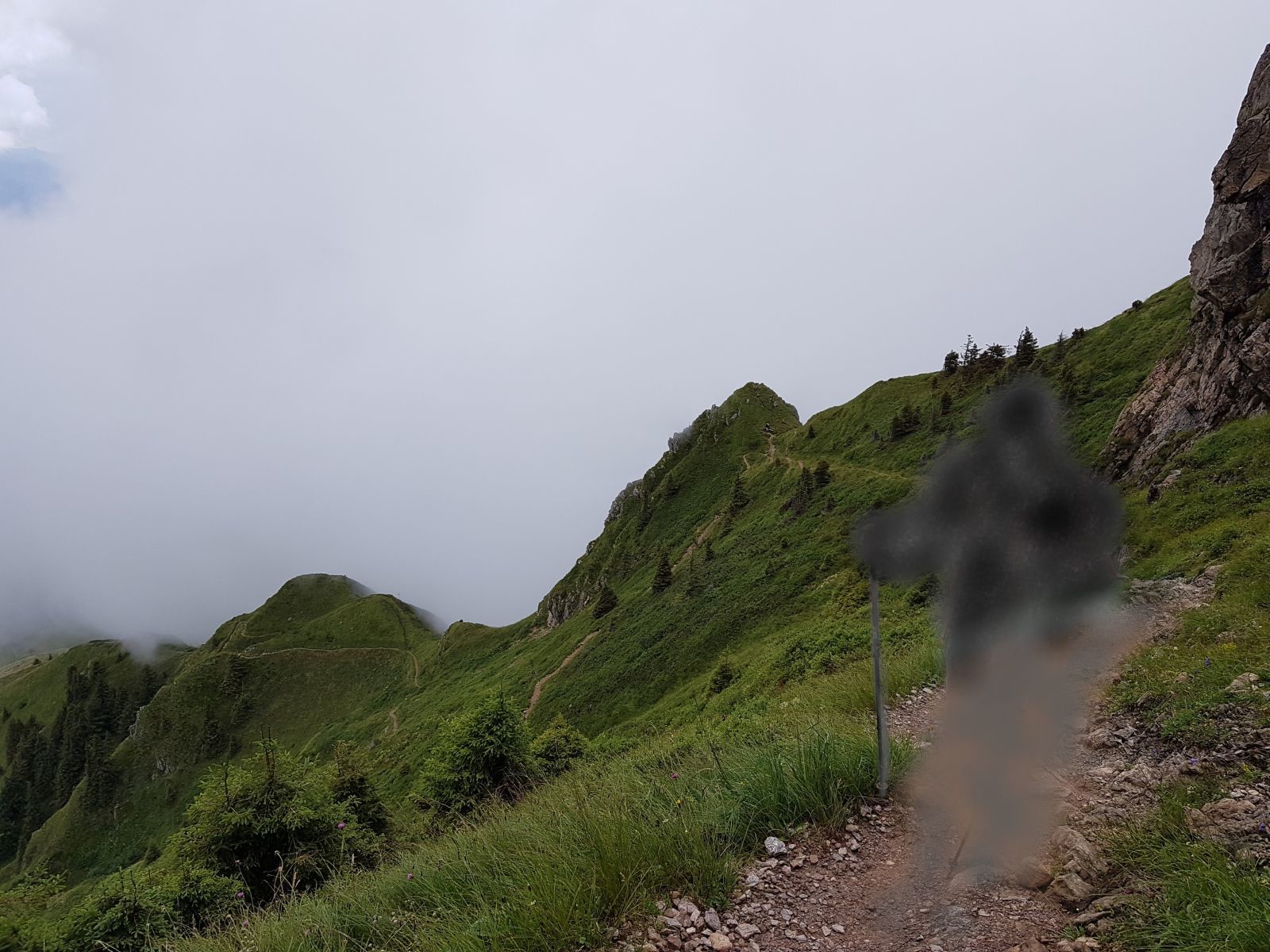 Nun sind die Wolken reingezogen, was auch für schöne Stimmungen sorgt. Man sieht auch wieder den tollen Wegverlauf. Macht echt Spaß!<br />(Das ist kein Bildfehler, sondern nur eine übermalte Person ;-))