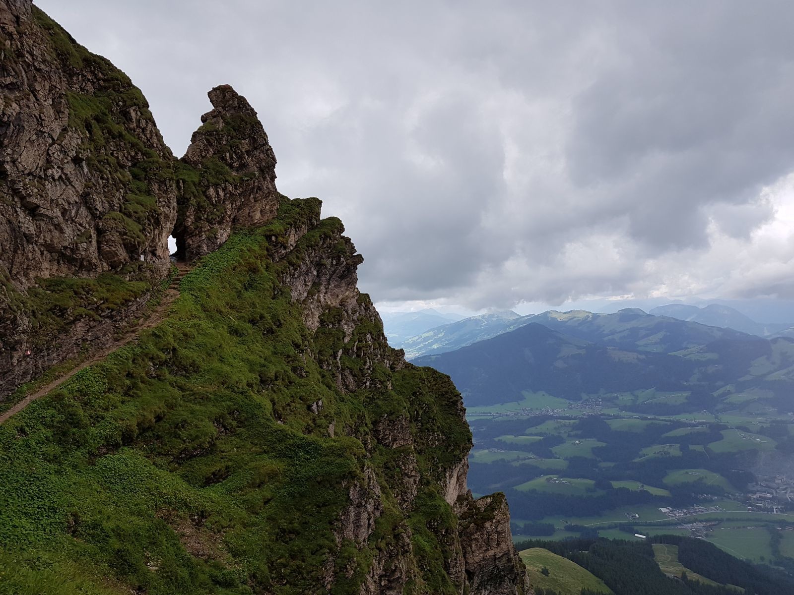 Da geht es gleich durch. Aber hier muss man echt aufpassen. Es ist ausgesetzt und durch den Nieselregen sehr glatt!