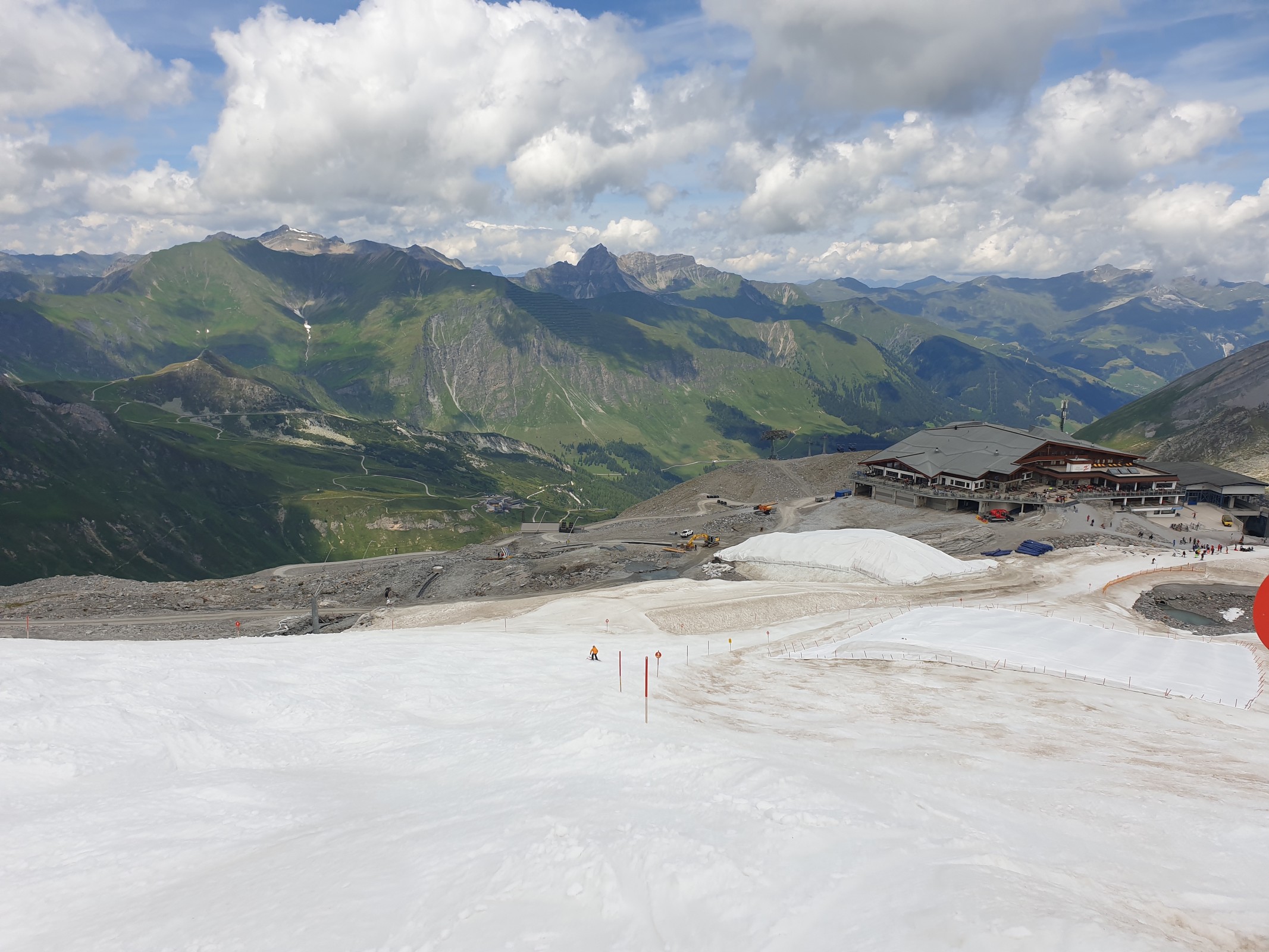 vorm TFH liegen Rohre