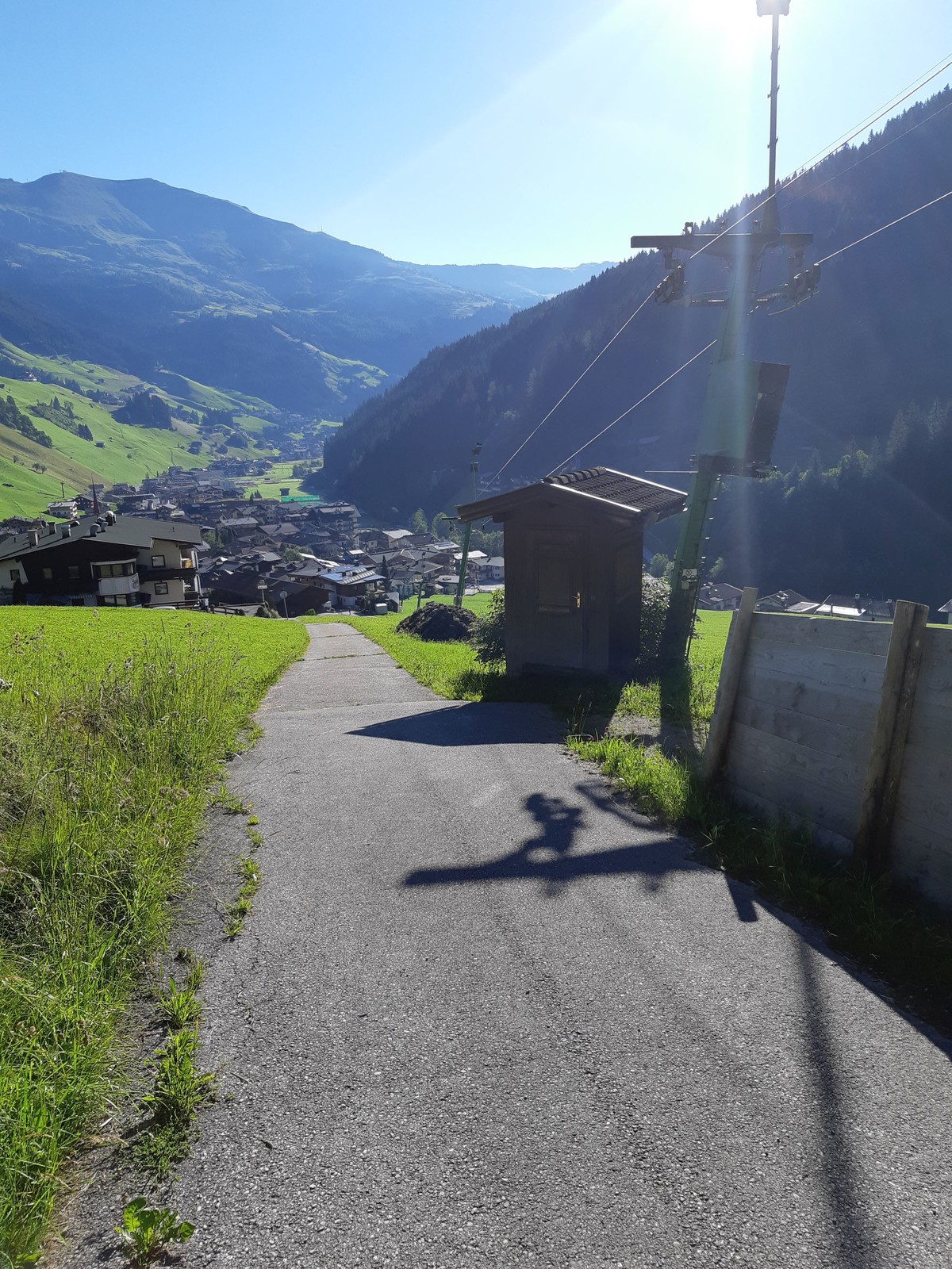 "Straße" entlang des Dorfliftes von Lanersbach.