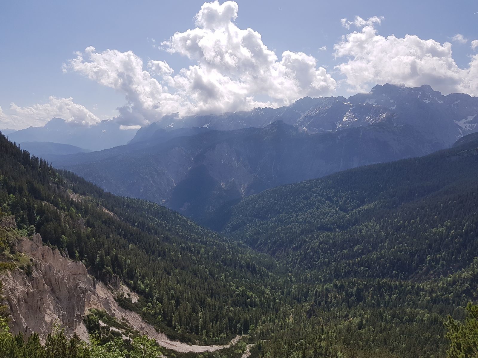 Nach Osten öffnet sich ein schönes, bewaldetes Tal (Paralleltal zum Reintal) und im Hintergrund thront das Wettersteinmassiv.
