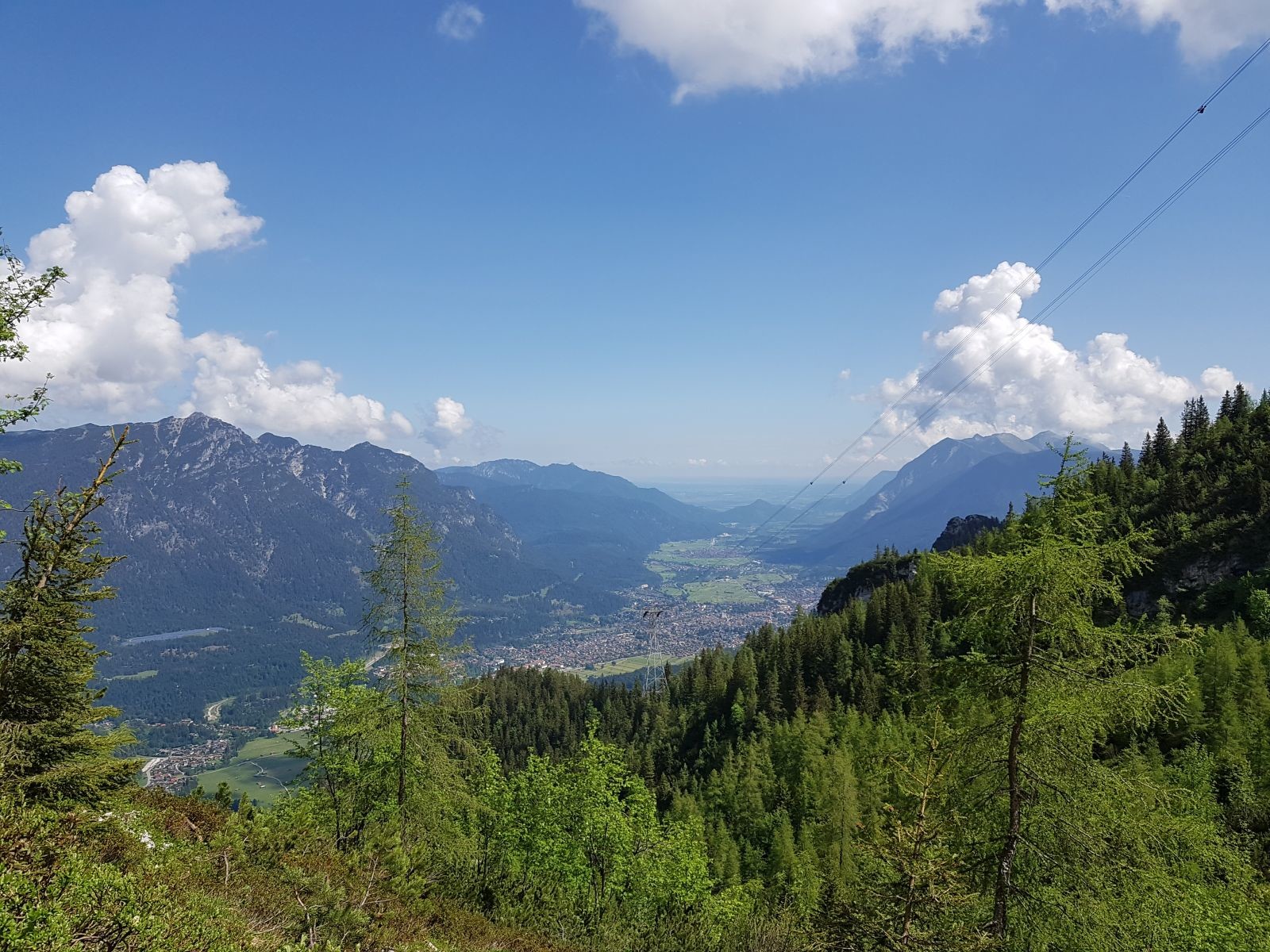 Wir unterqueren die Alpspitzbahn. Im Tal liegt Garmisch, links sieht man den Kramer und hinten geht es ins Flachland.